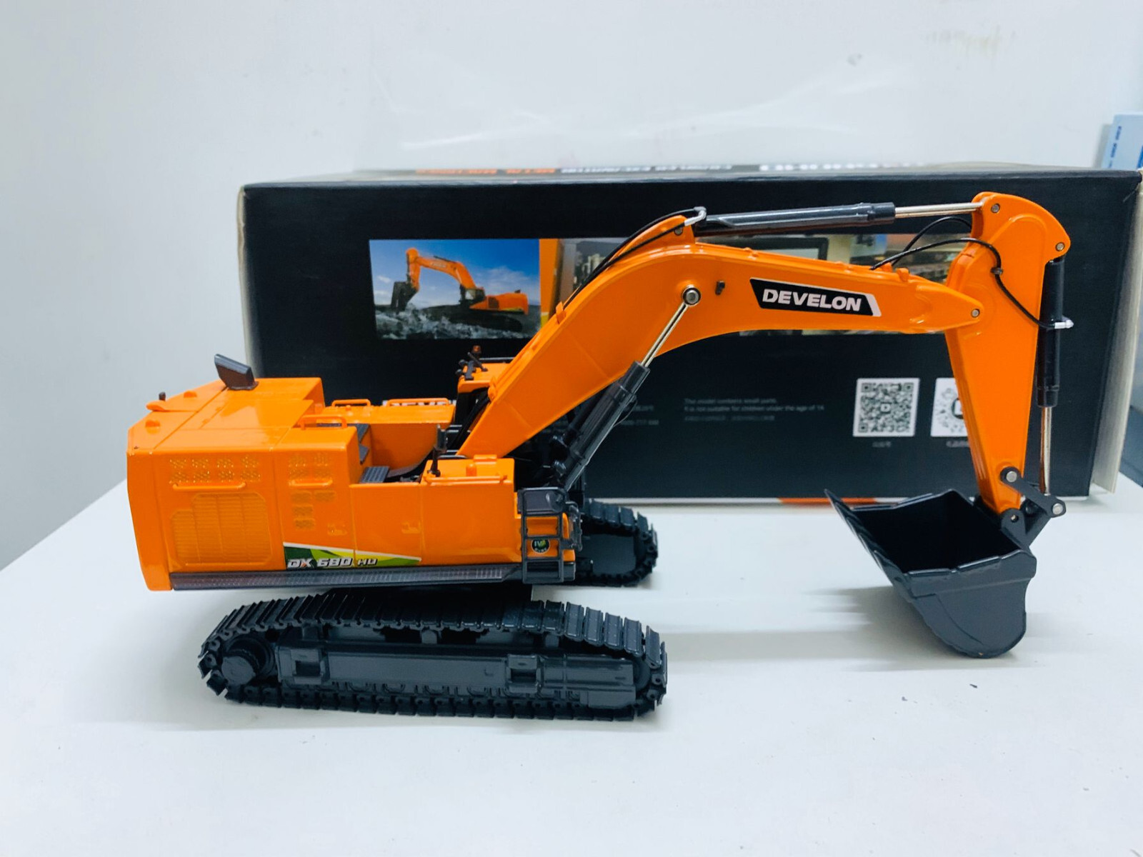 Develon DX680HD Crawler Excavator Metal Machines 1:50 Scale Die-Cast Model New