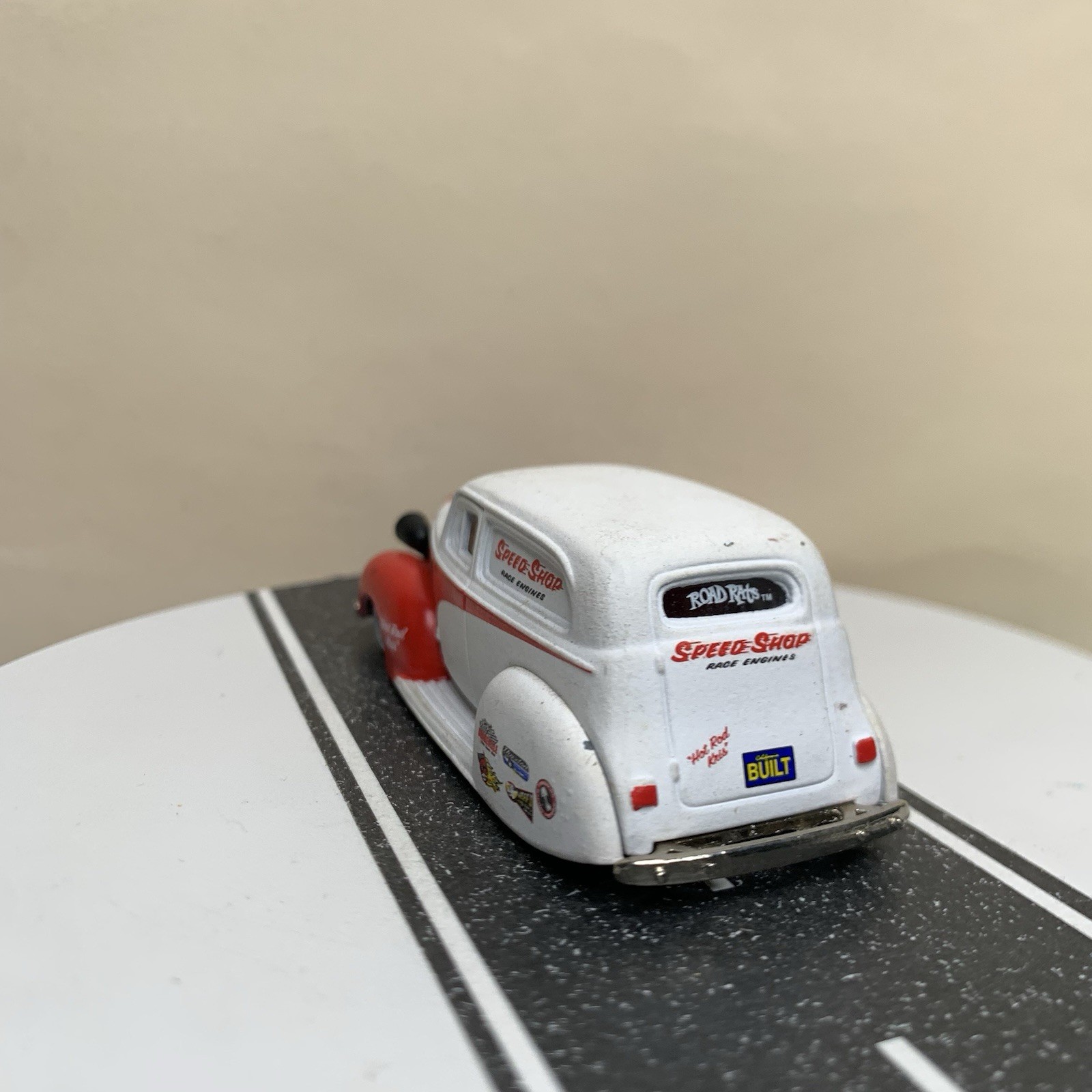Jada Toys Road Rats Series 1939 Chevy Sedan Delivery Speed Shop White/Red 1:64