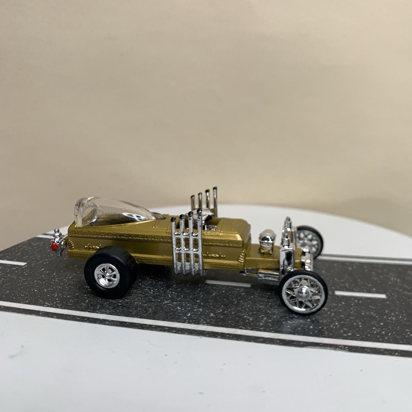 1999 Johnny Lightning Episode 2 The Munsters Drag-U-La Coffin Hot Rod Gold NM