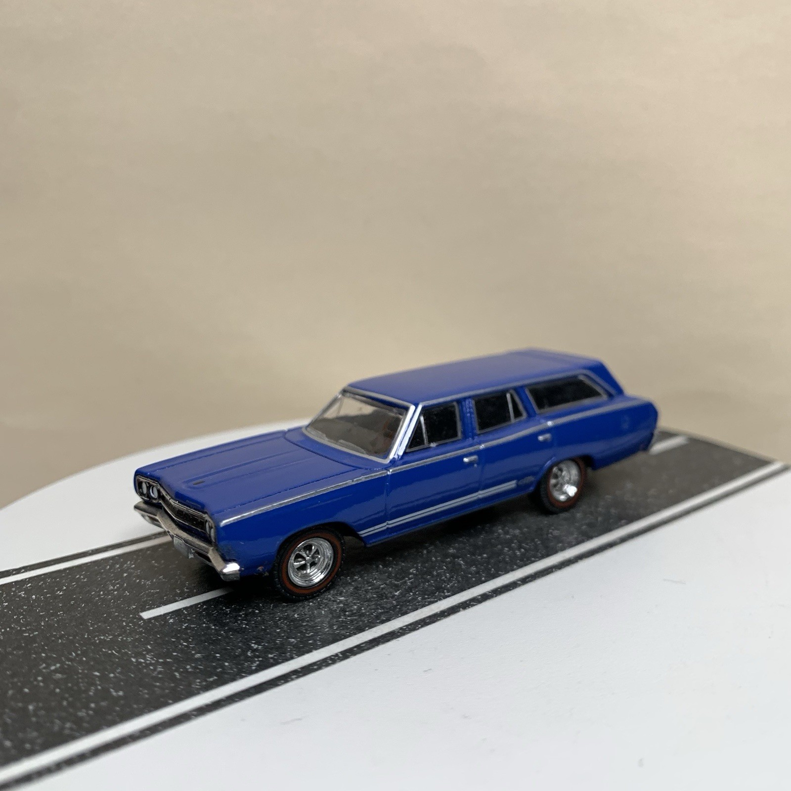 Greenlight Estate Wagons 1968 Plymouth Satellite GTX Tribute Wagon Blue 1:64 NM