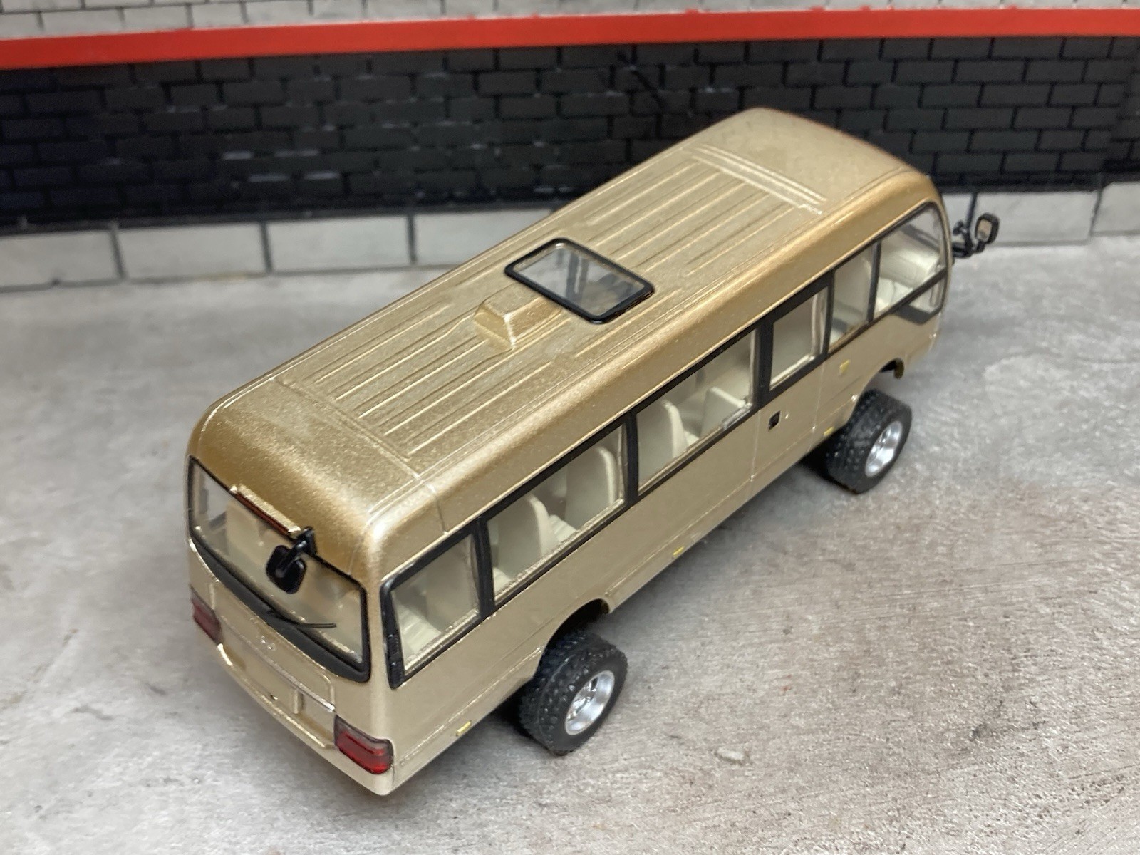 2013 Toyota Coaster Minibus Lifted 4×4 Shuttle Bus 1/64 Scale Diecast Custom