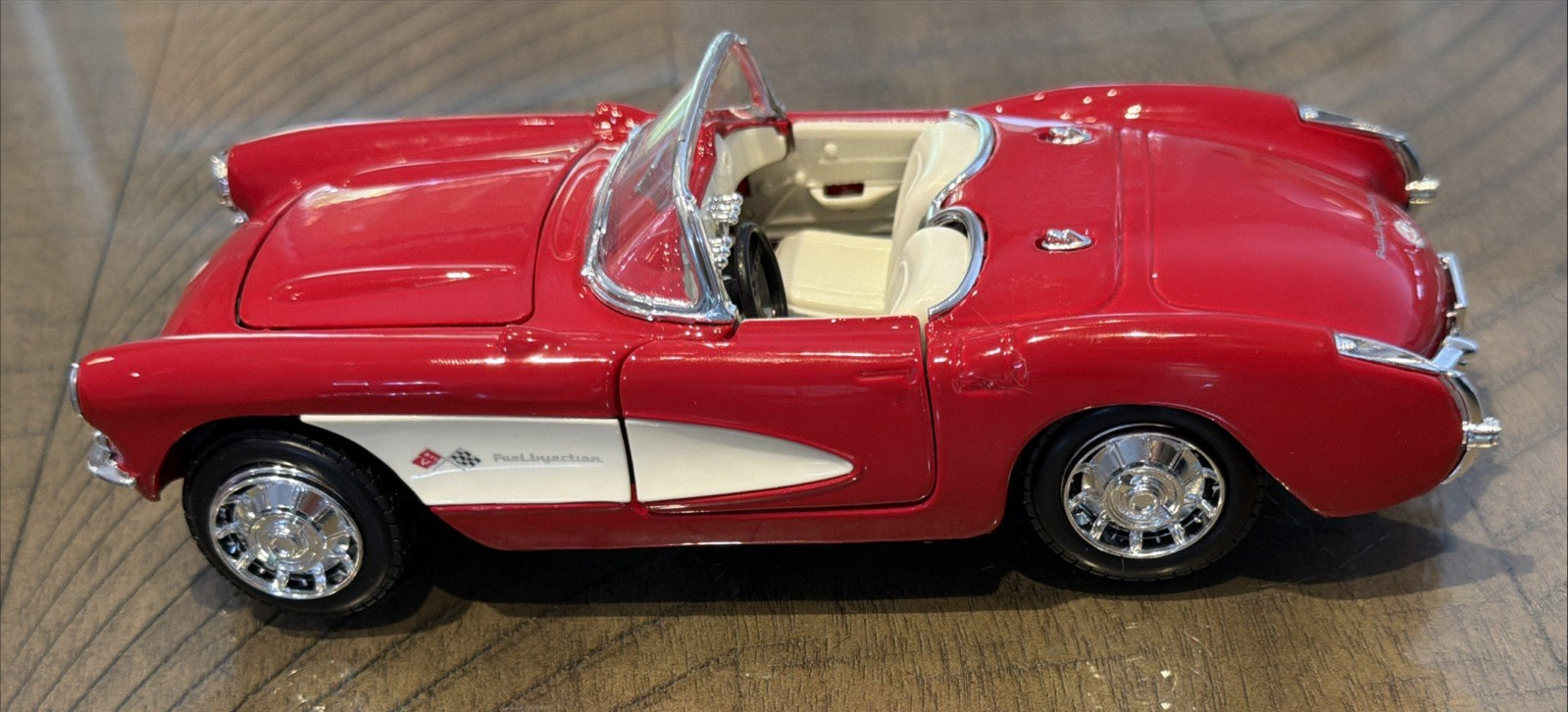 Maisto 1957 Chevrolet Corvette convertible red 1:24 Diecast