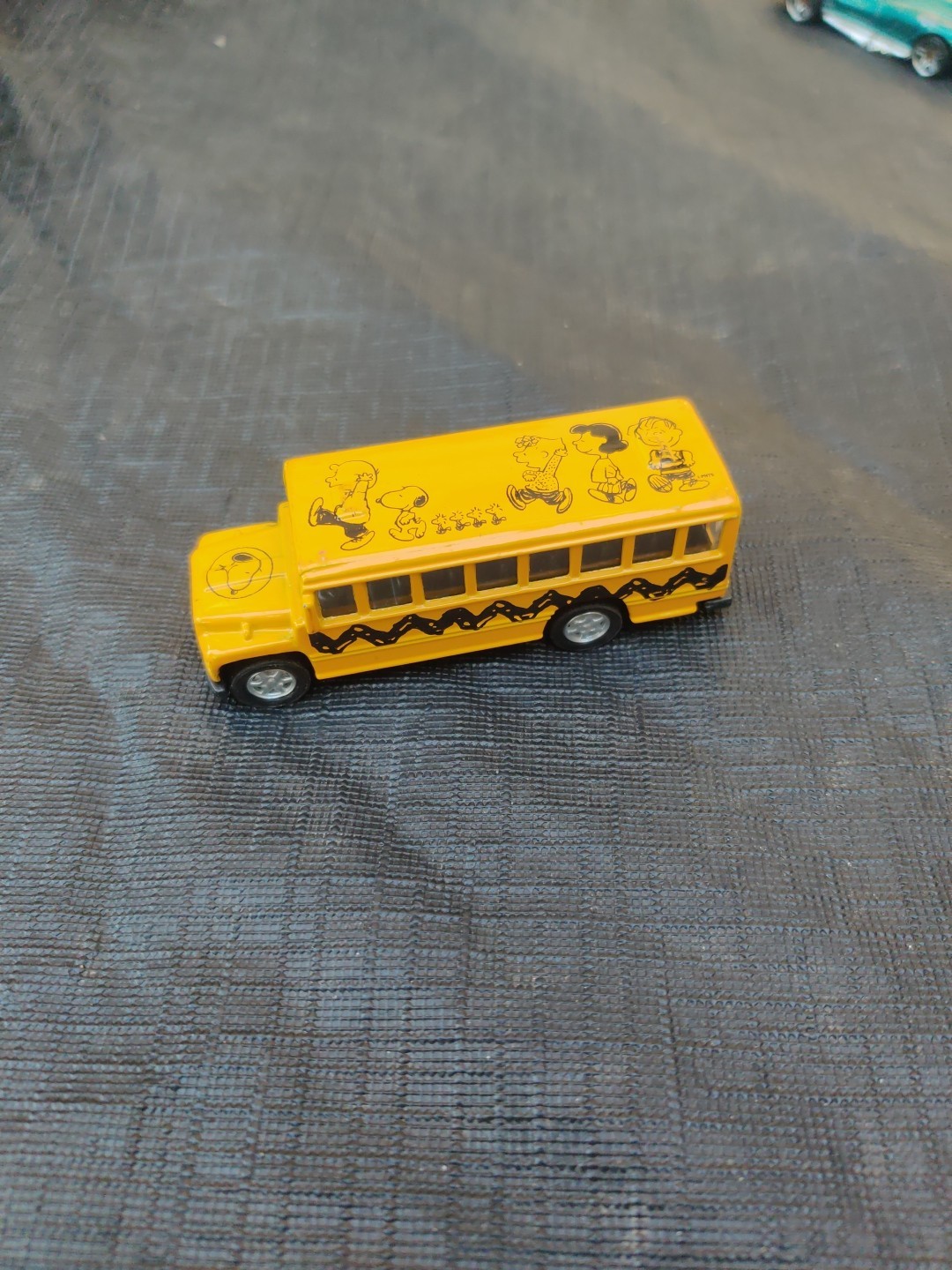 Snoopy & Peanuts Gang Yellow DiecastToy School Bus Collectible Vehicle, pullback
