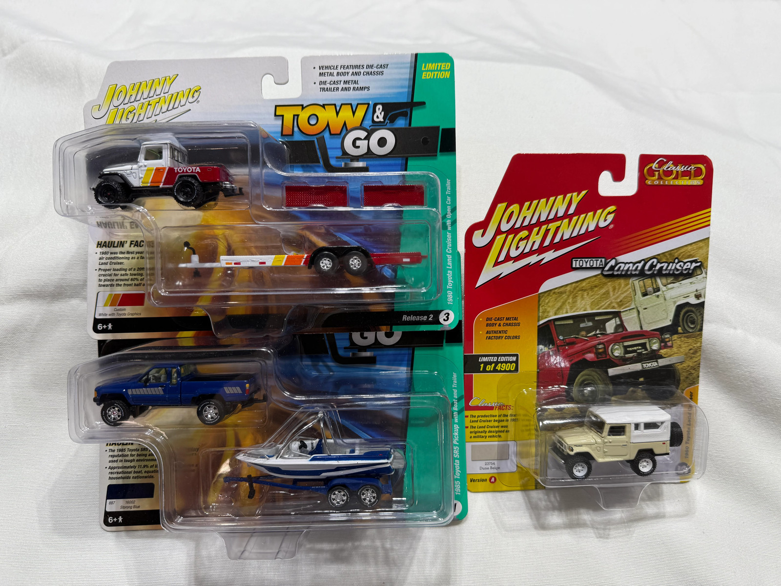 # 01274 – 1:64 JL Toyota Pick-Up + Land Cruiser Lot – 3 Pcs.
