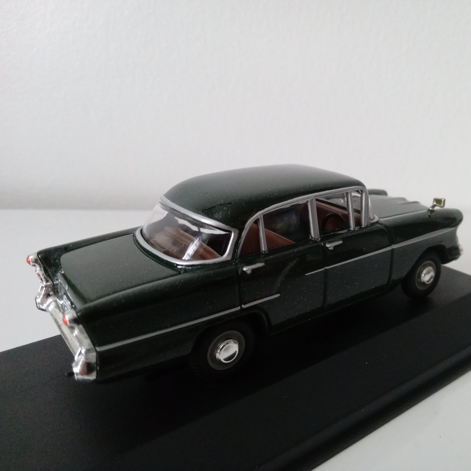 Vanguards VA03809 Vauxhall Victor F Series Metallichrome Laurel Green 1/43 Scale