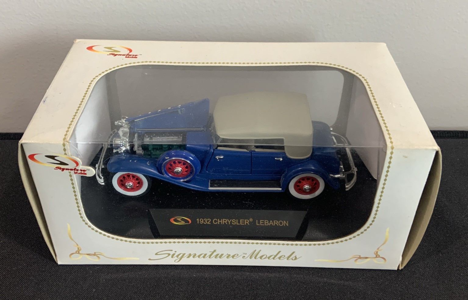 SIGNATURE MODELS..1932 CHRYSLER LEBARON 1/24 SCALE .NIB