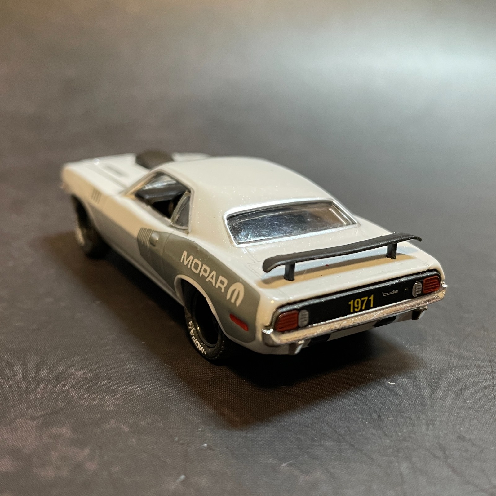 1971 Plymouth HEMI Cuda *light ceramic gray* 1/64 M2 Machines Premium Diecast
