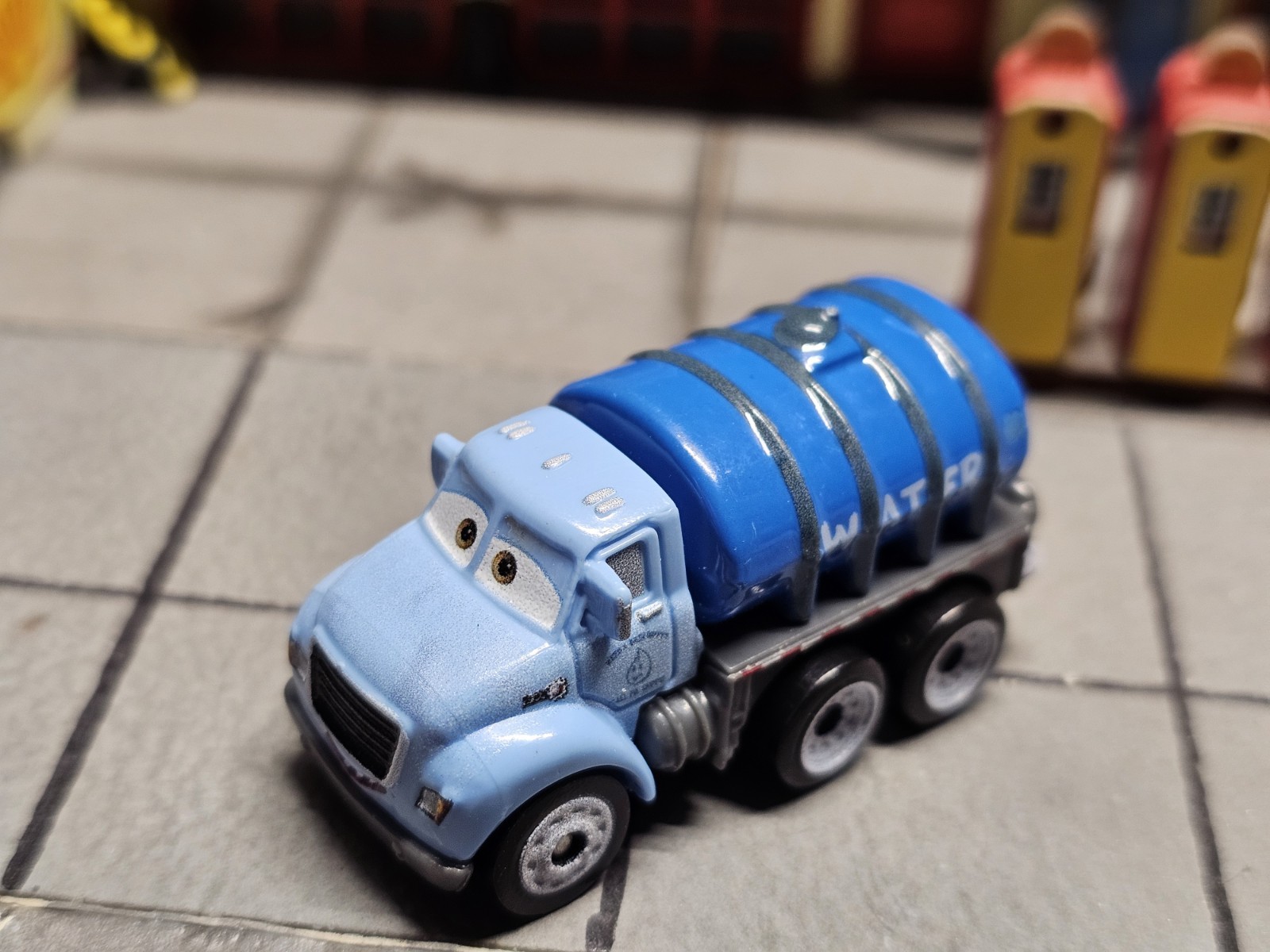 Mr Drippy 1:110 2016 Disney/Pixar Cars 3 Mini Racers Thunder Hollow Demo Derby L