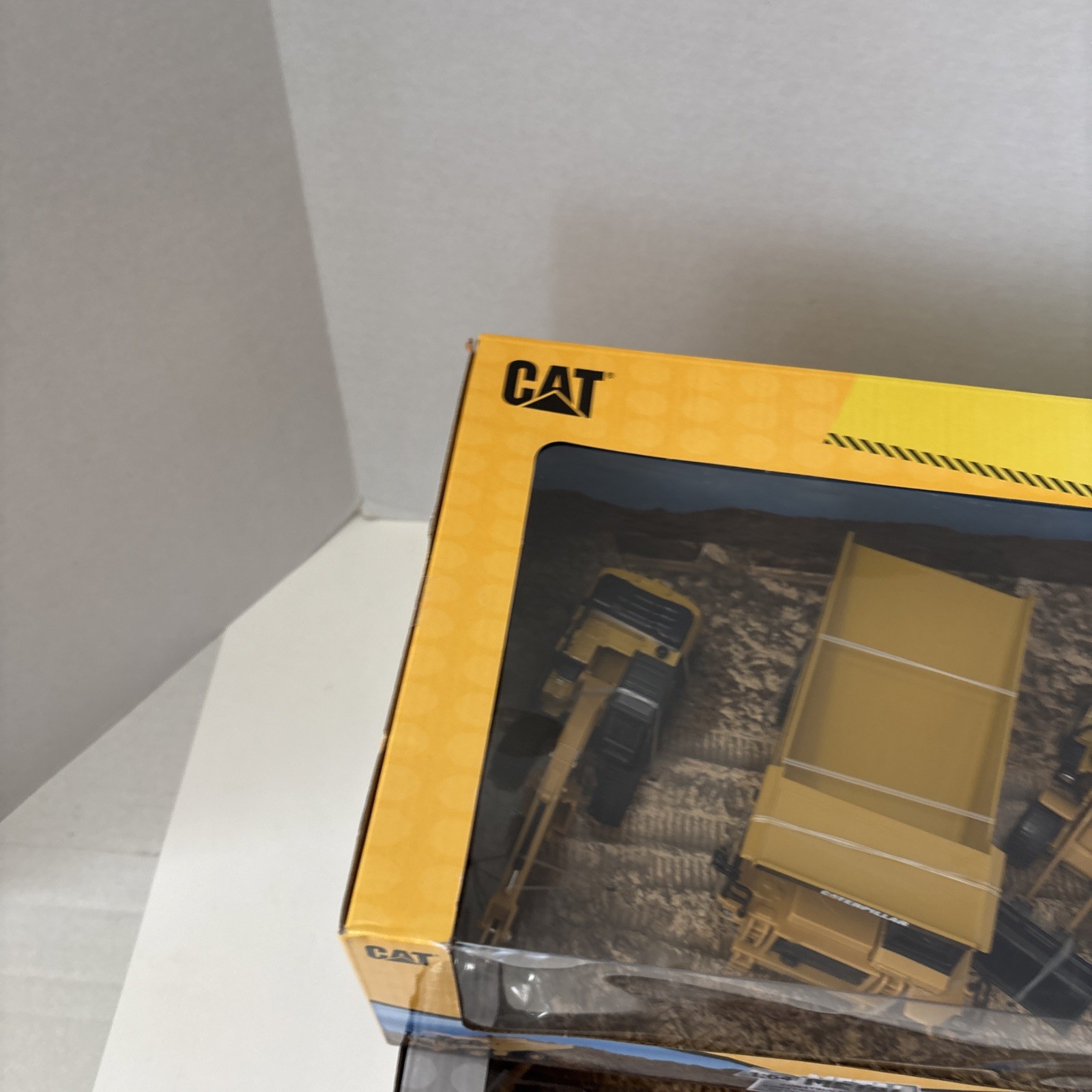 Diecast Masters 1:64 CATERPILLAR Metal Construction Trucks 2 Sets Of 4 – SEALED