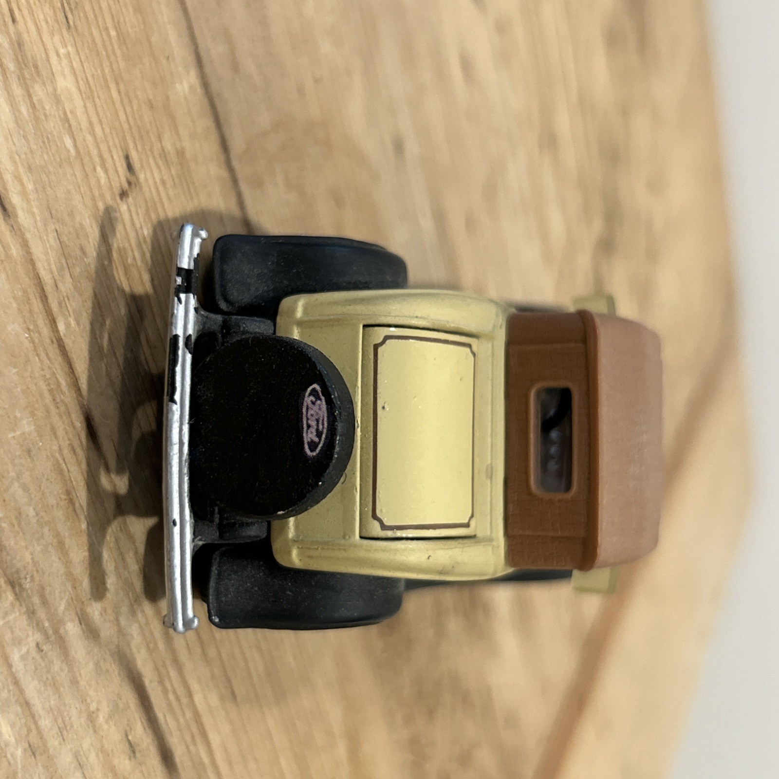 Ertl 1932 Ford Roadster Luxe Vintage Vehicles #1 Brown