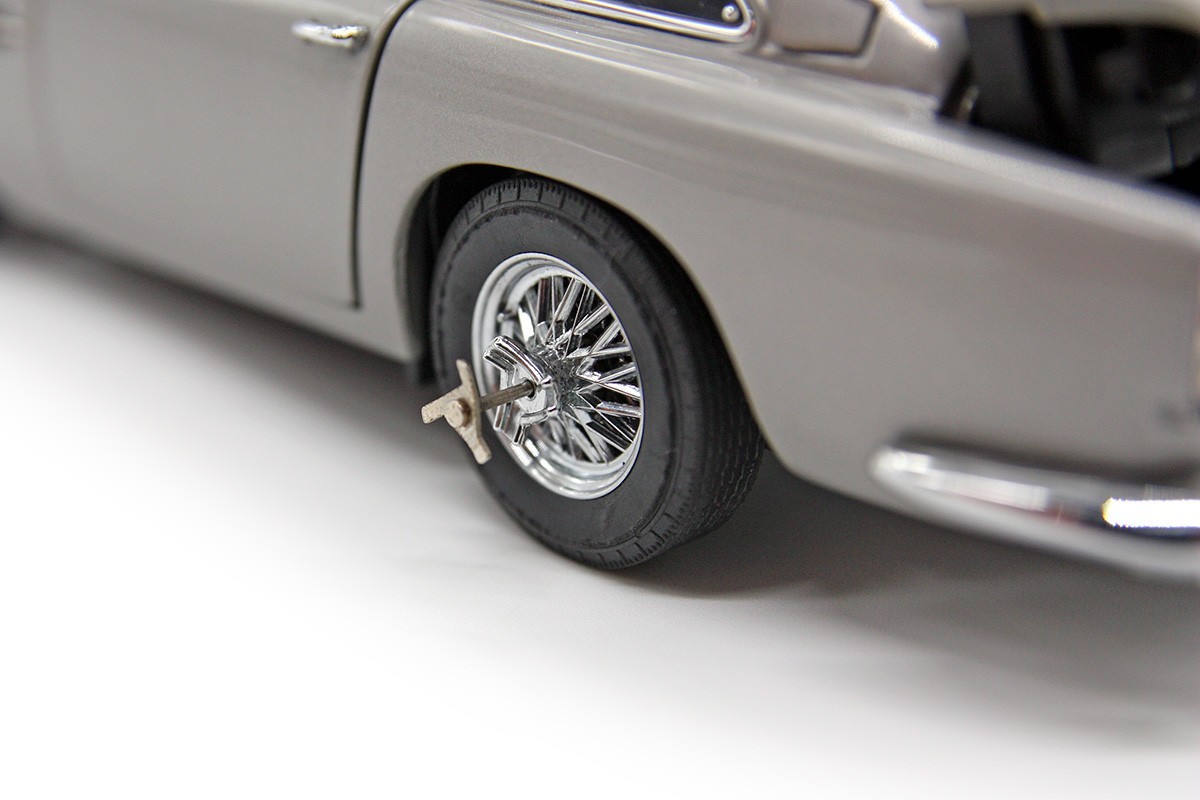 1964 Aston Martin DB5 Saloon (1:24) “James Bond 007” Silver Diecast (LOOSE), DM
