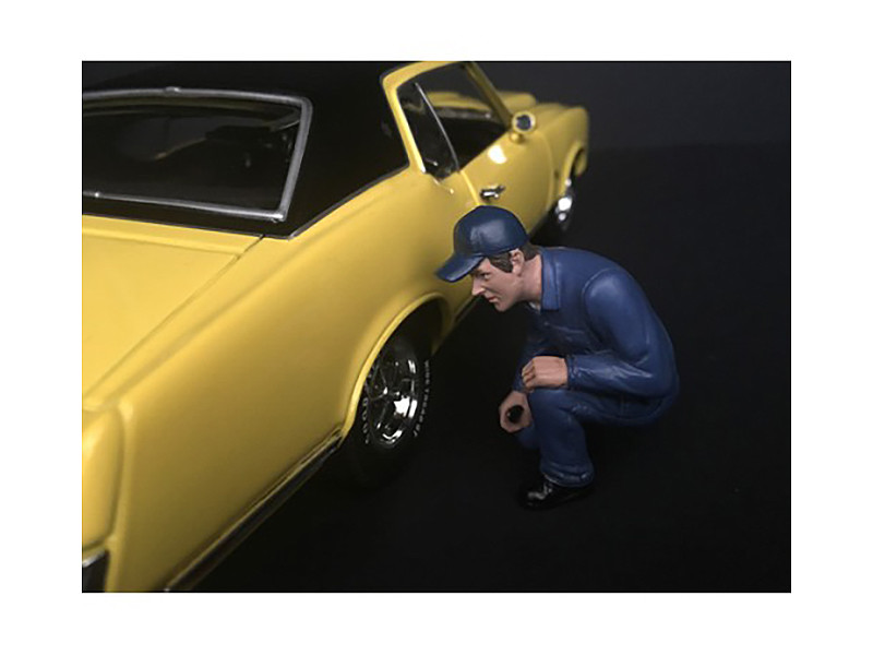 MECHANIC JUAN W/LUG WRENCH FIGURE FOR 1/24 SCALE MODELS AMERICAN DIORAMA 38277
