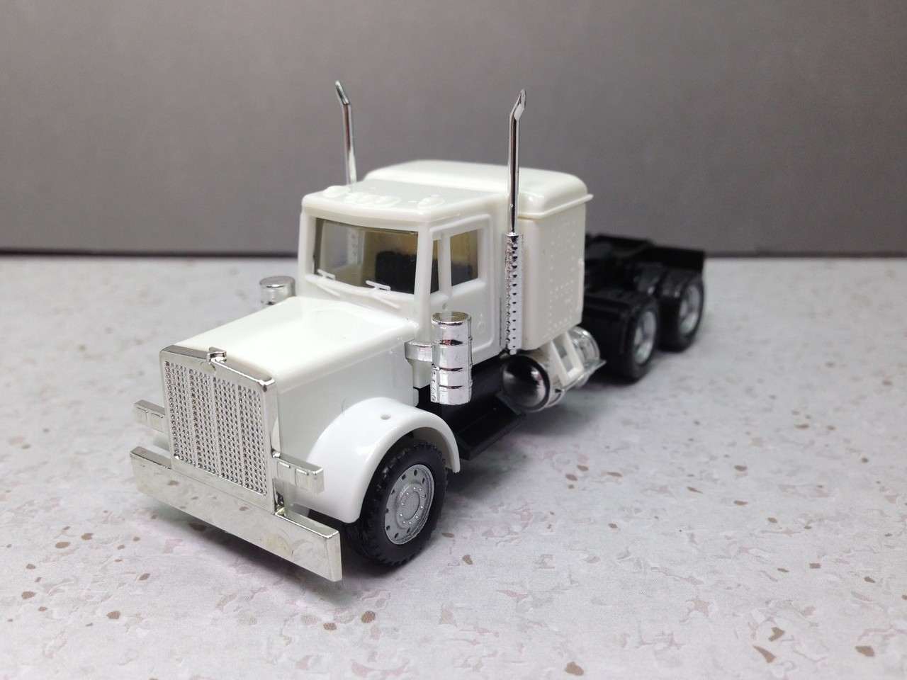 HO 1:87 Promotex # 25284 Peterbilt long chassis tandem tractor – White