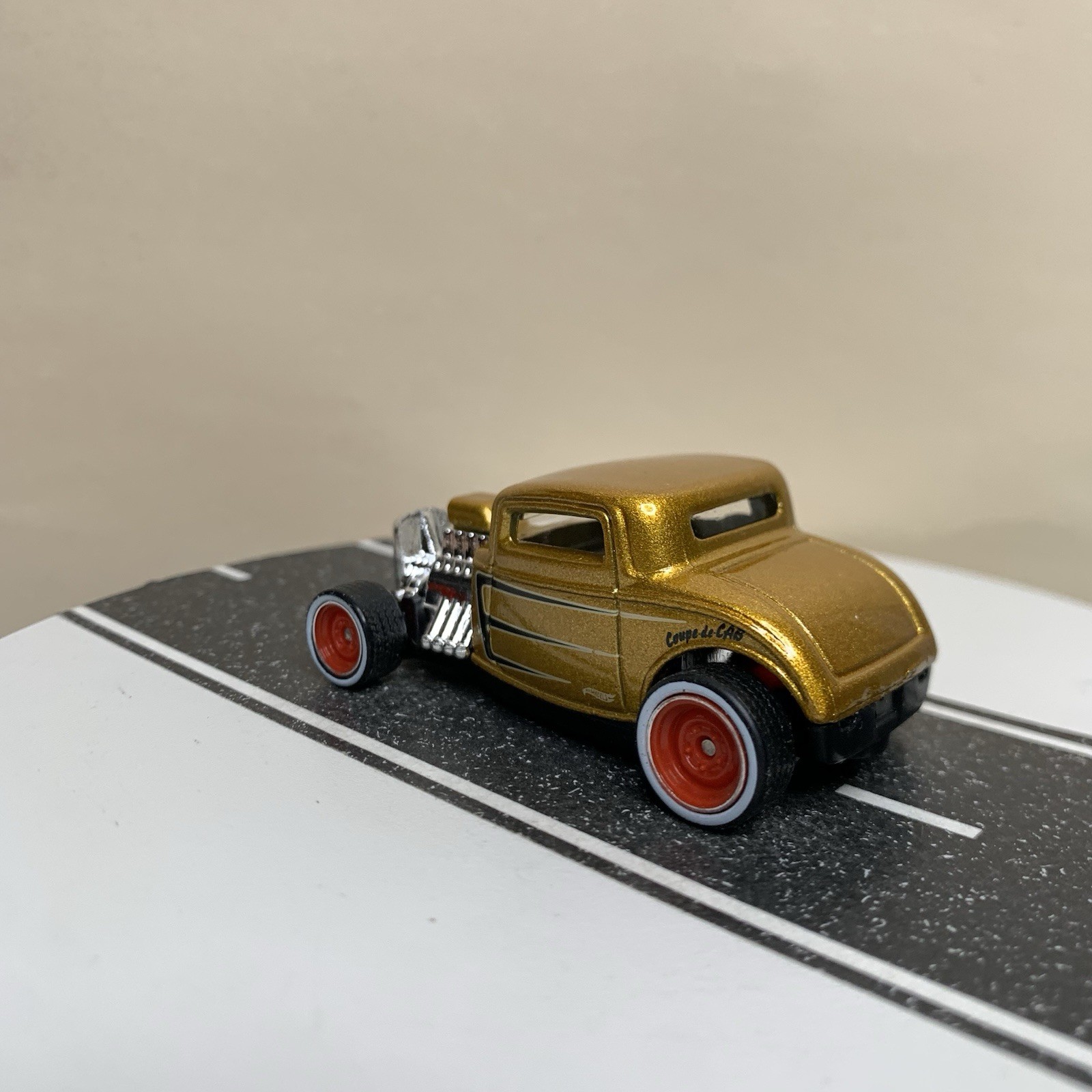 CUSTOM Hot Wheels 1932 Ford Coupe Gold Metallic w/Red Steelie White Wall RR 1:64