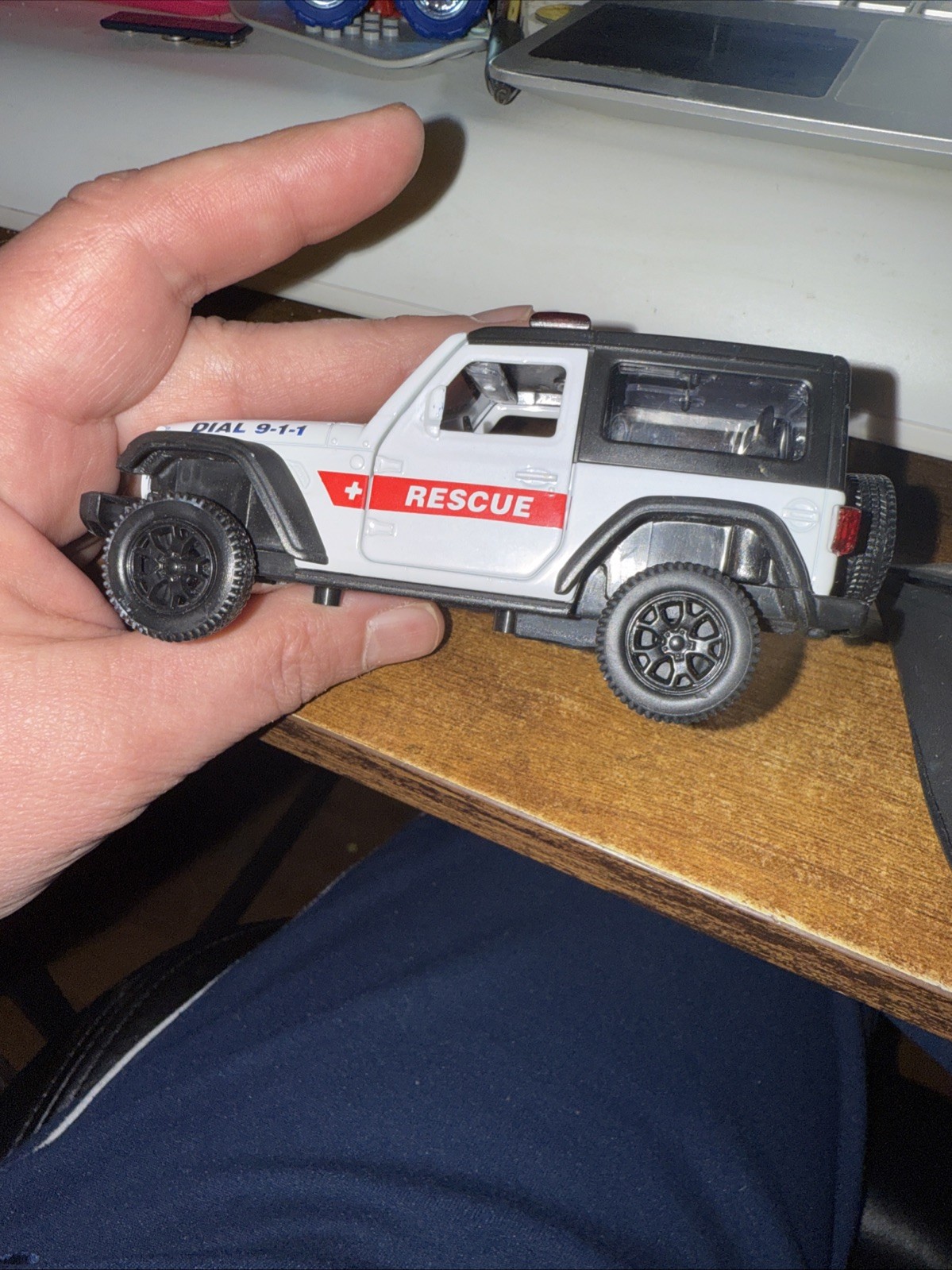 JEEP WRANGLER 4×4 RUBICON MEDICAL EMERGENCY 911 RESCUE OFF ROAD 1/36 DIECAST SUV