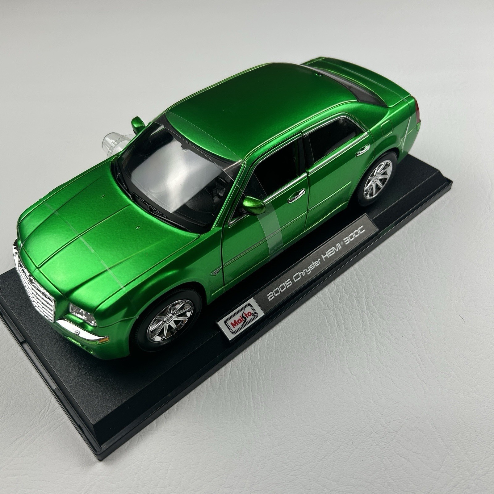 2005 Chrysler HEMI 300C Green 1:18 Diecast Model Car Maisto Special Edition