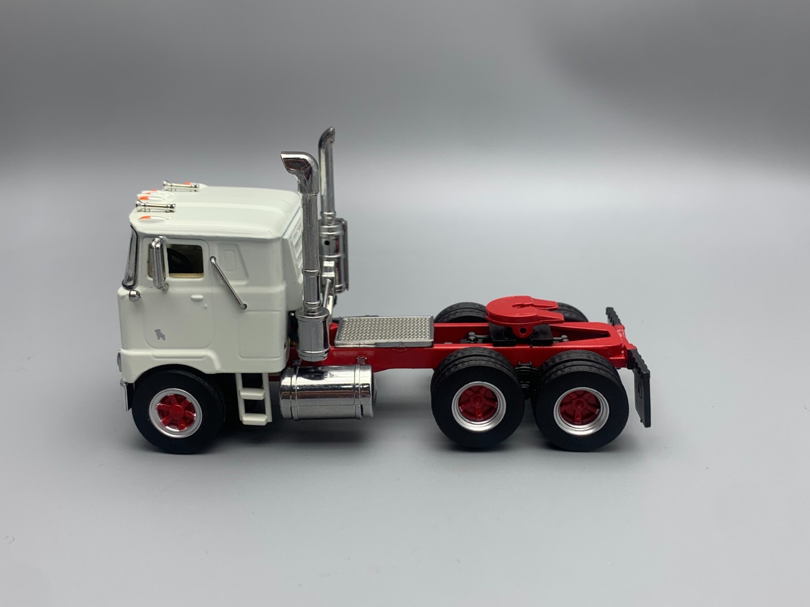 Top Shelf 1/64 Mack F700 White Die-casting Tractor Diecast Metal Model Car