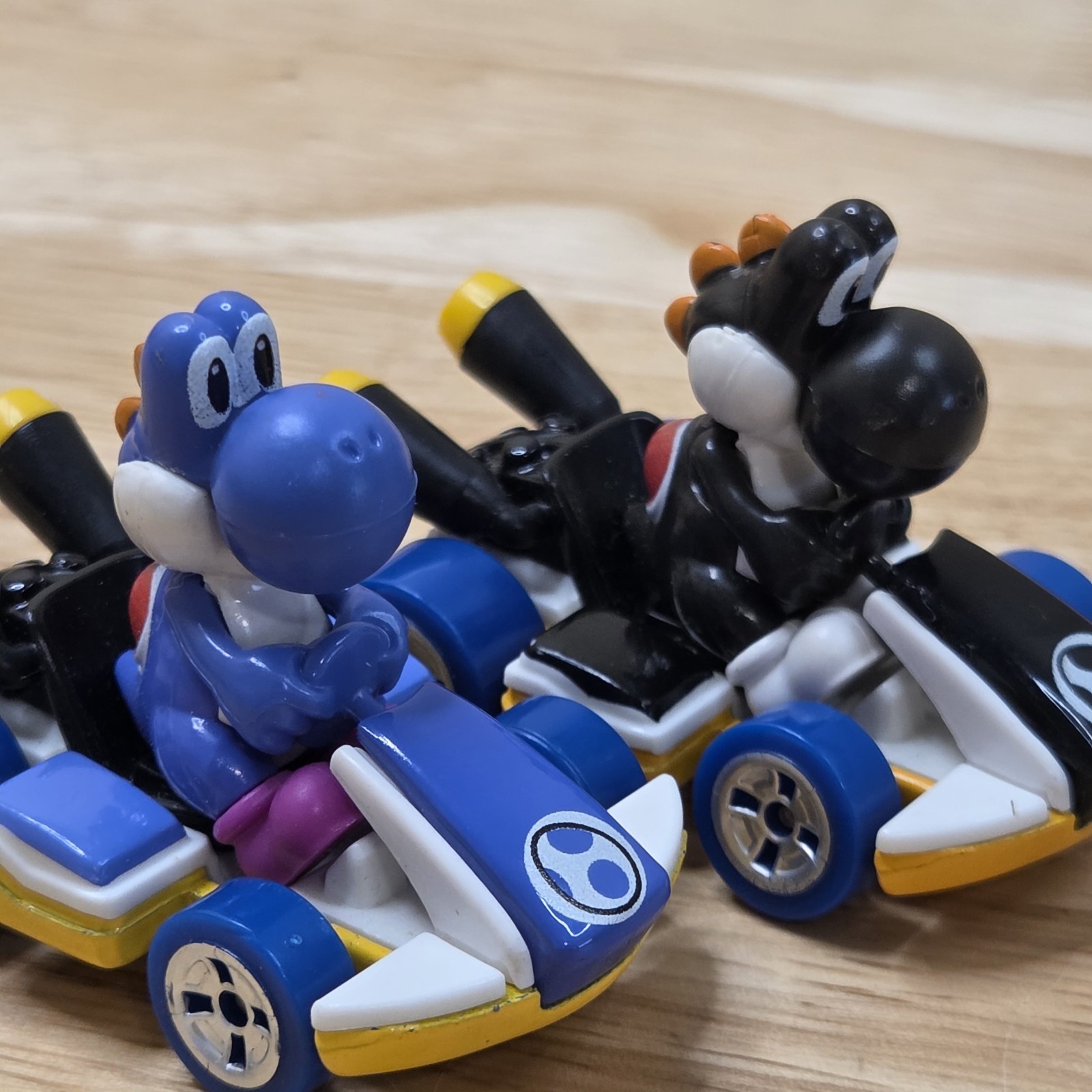 2018 Yoshi Mattel Hot Wheels Die-Cast Standard Kart (Black & Blue? / Purple?)