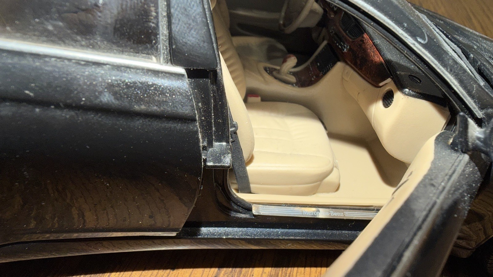 1:18 Maisto Mercedes-Benz CLS-Class (C219) Coupe – Black with Tan Interior