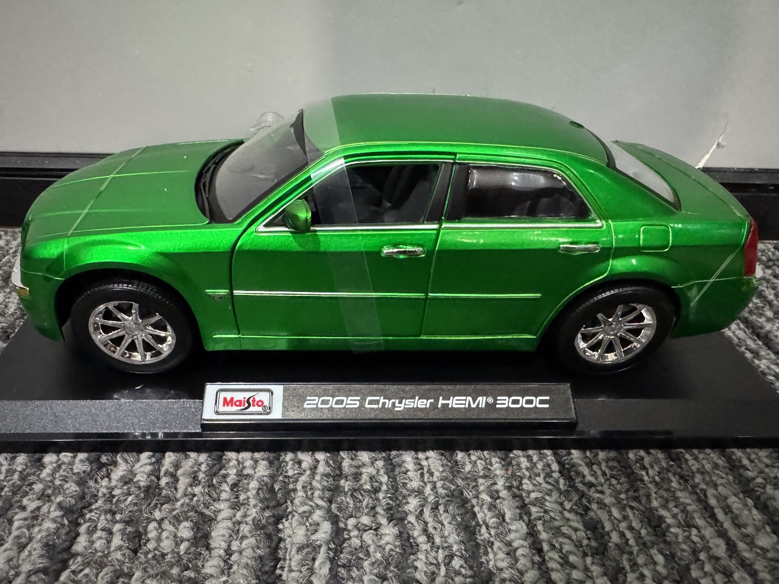 Maisto 1:18 Diecast Special Edition 2005 Chrysler HEMI 300C GREEN NEW IN BOX