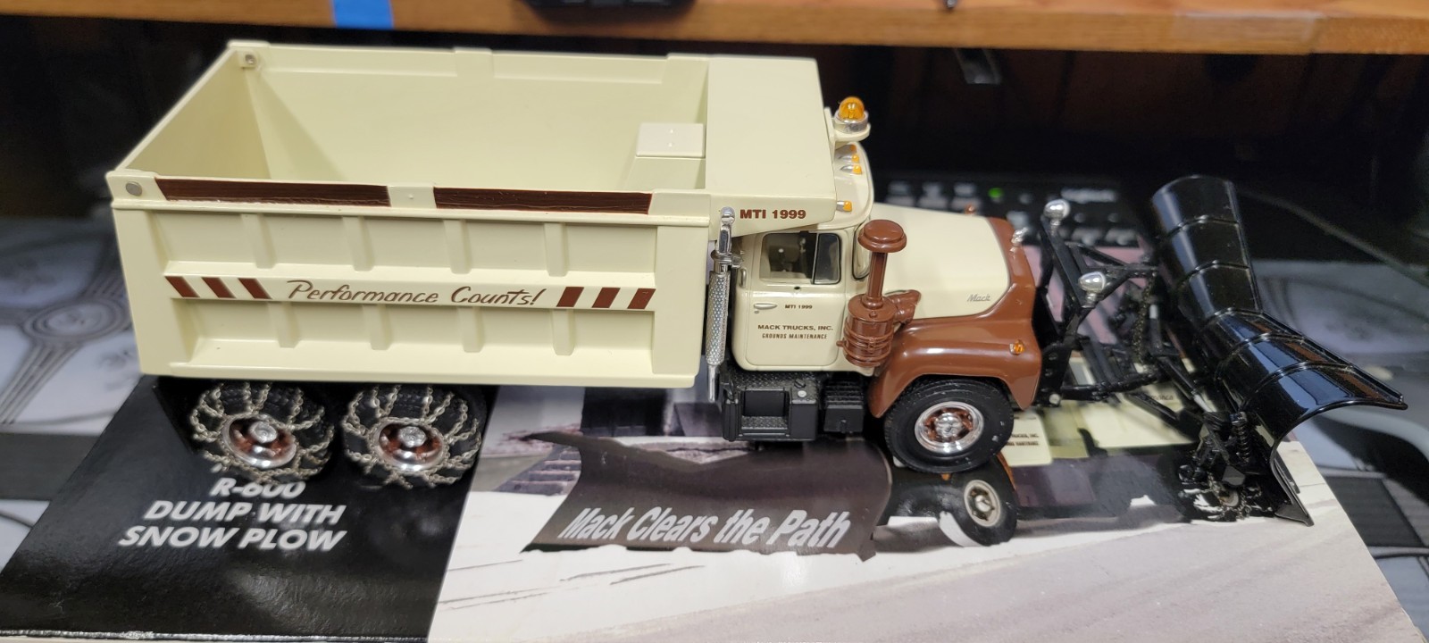 First gear Mack R-600 Dump Truck w/ Snow Plow Diecast