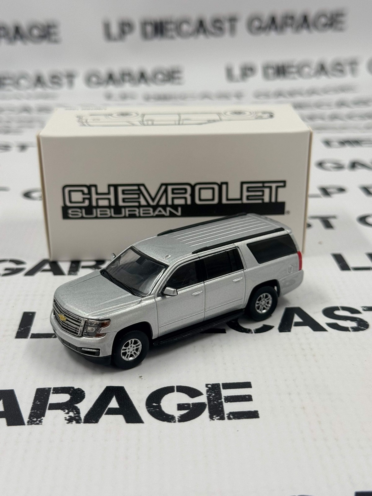 MODEL TRUCK 2015 Chevrolet Suburban Silver 1:64 Diecast SUV