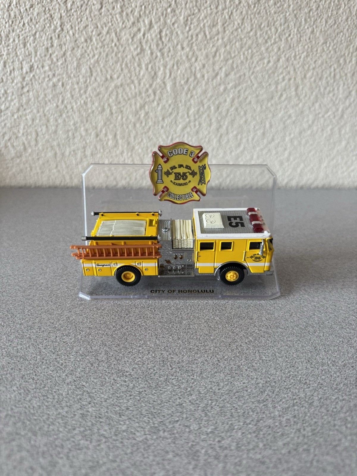 Code 3 Honolulu Fire Dept E5 Seagrave Pumper Diecast Truck w/ Display Case 1:64