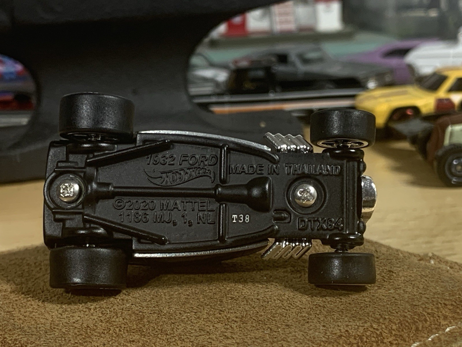 Hot Wheels Zinc Plated Custom ’32 Ford Hot Rod with Metal Base & Wheel Swap