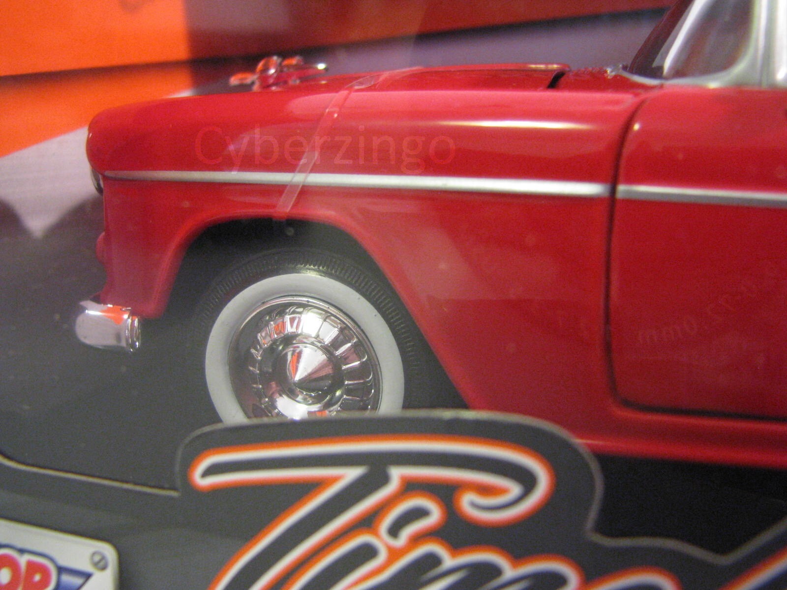 MotorMax 1955 Chevy Bel Air Red And White 1:24 Diecast Model PREOWNED