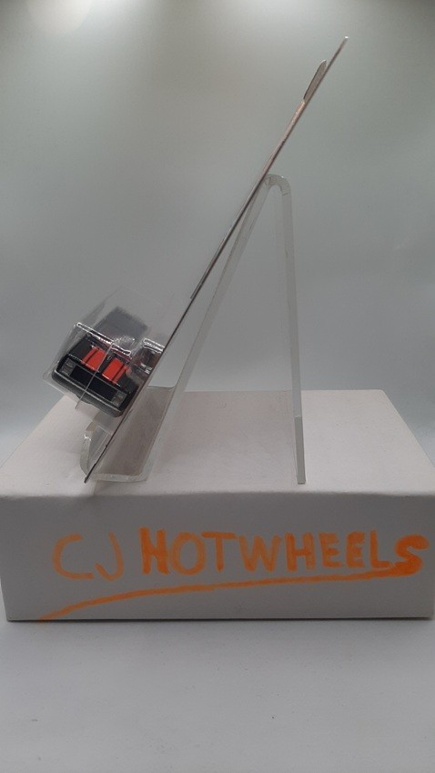 Hot Wheels Shop Trucks ’83 Chevy Silverado 1:64 Borla Real Riders Black/Red