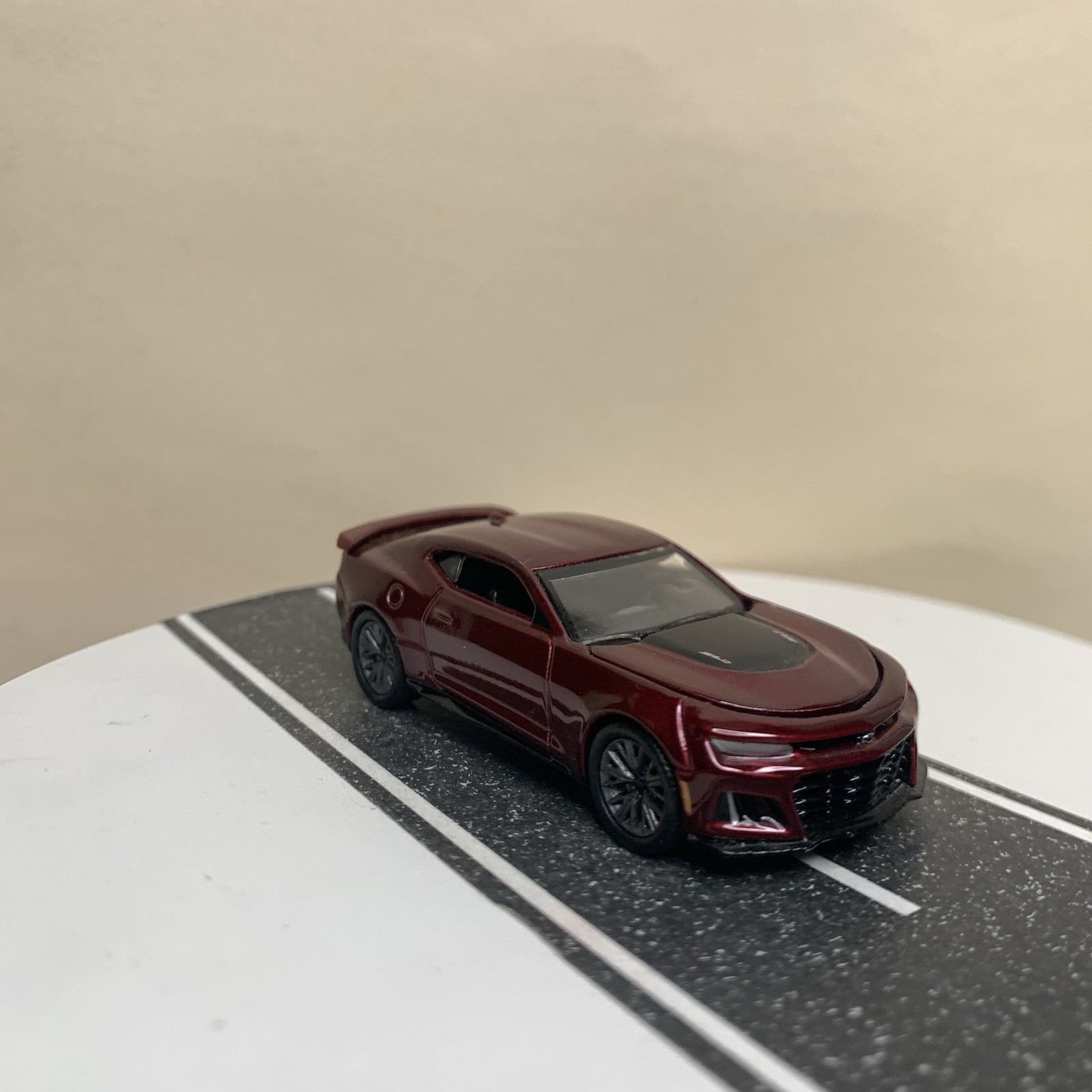 Auto World Modern Muscle 16-24 2022 Chevy Camaro ZL1 Dark Red Metallic 1:64 NM
