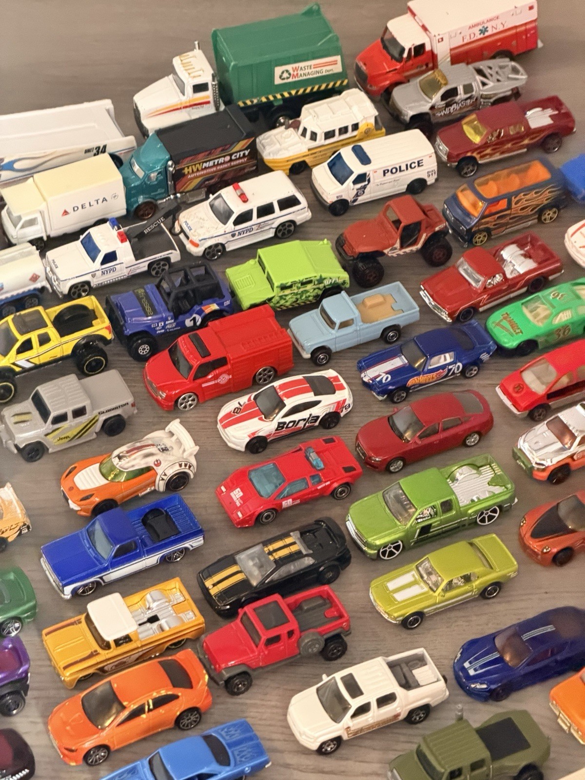 Large (126 pieces) collection of loose die-cast , plastic toy cars. Various size