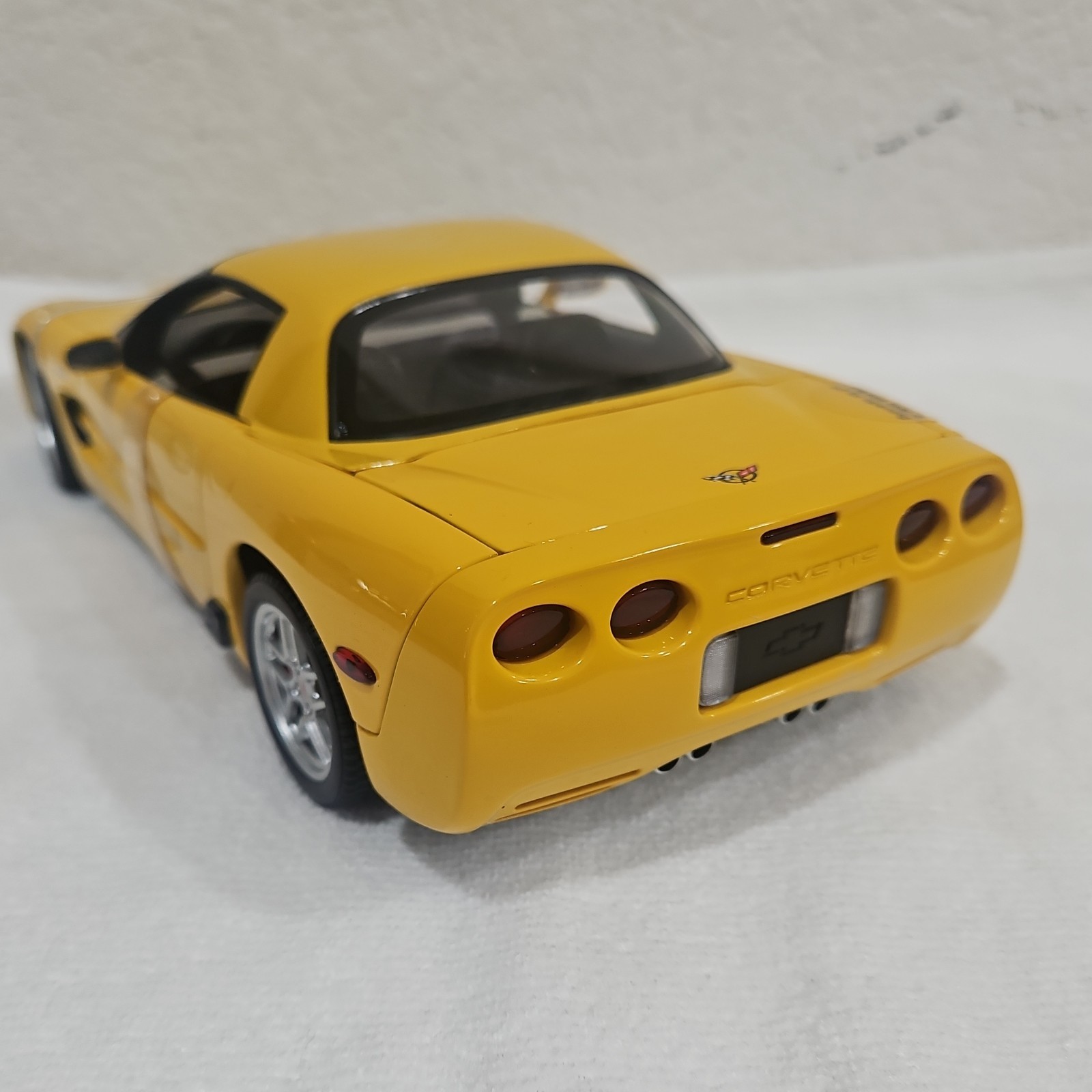 AUTOart 1:18 Chevrolet Corvette 2002 Contemporary Diecast Yellow/Black w/ Case