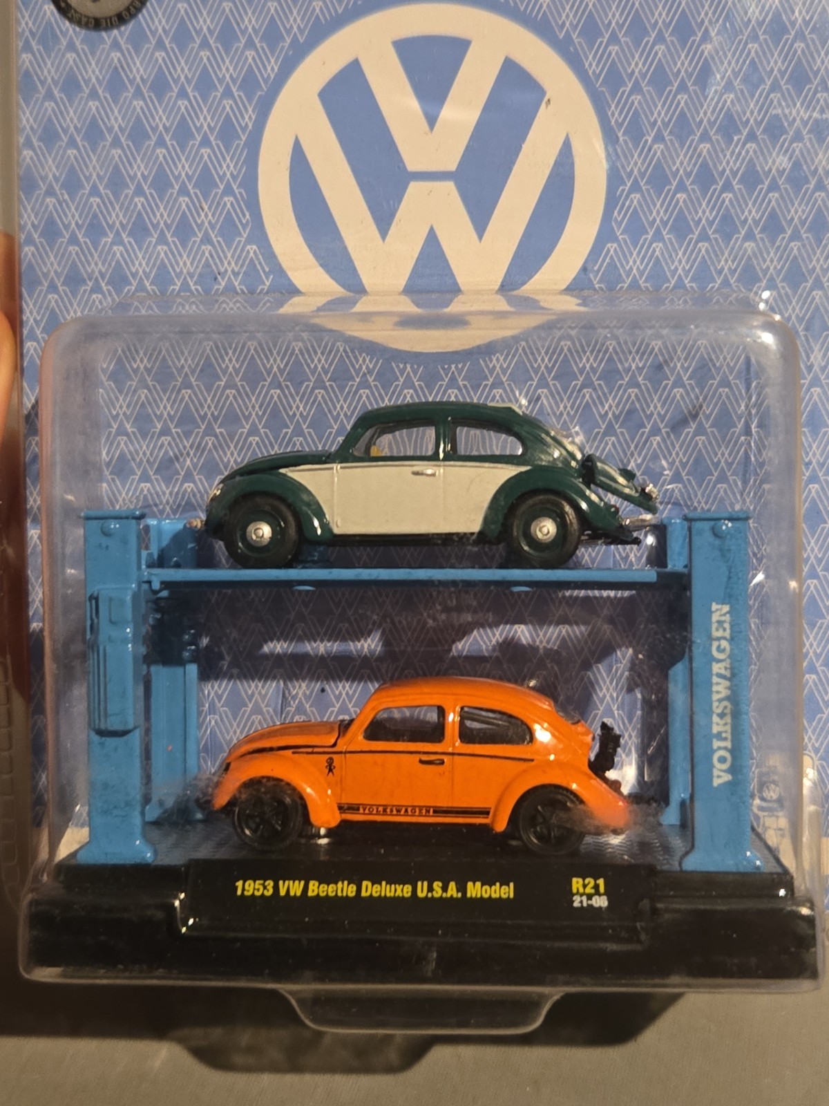 M2 Machines Auto Lift Series 1953 VW Beetle Deluxe U.S.A. Model 2-Pack Volkswage