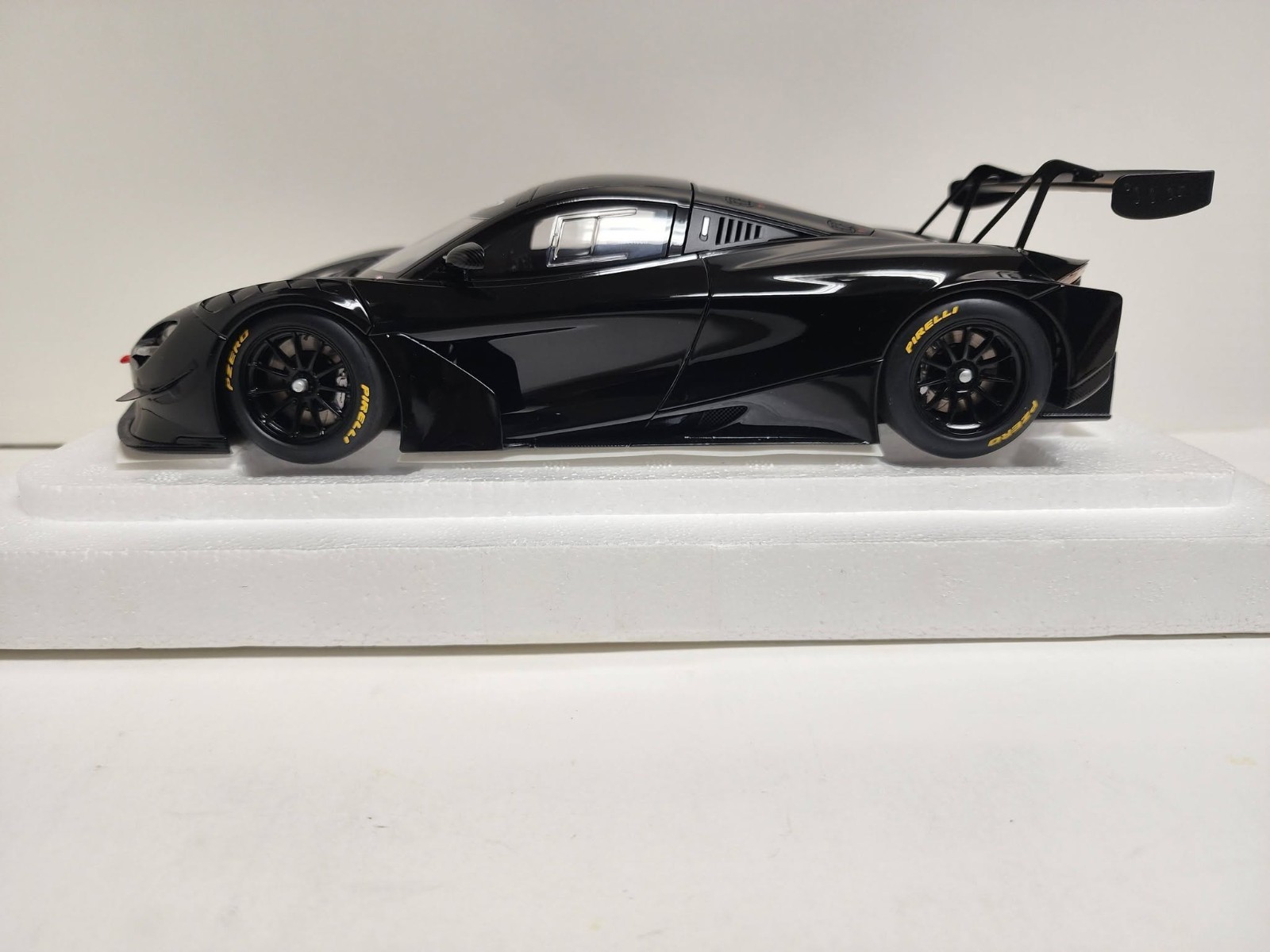 AUTOart – 1/18 die cast: McLaren 720S GT3, gloss black