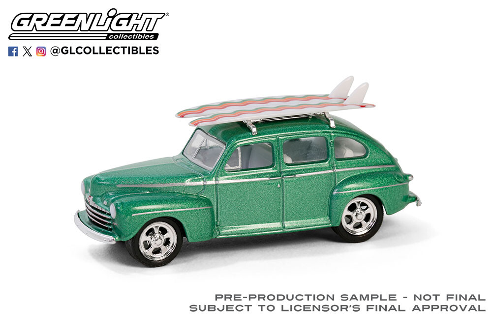 Greenlight Hobby Shop 16 – 1946 Ford Fordor Super Deluxe w/Roof Rack 97160-A