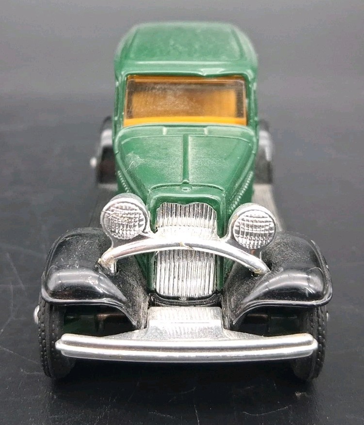 (A) Ertl Diecast 1932 Ford Panel Delivery Truck Perfection Oil Burning Stoves