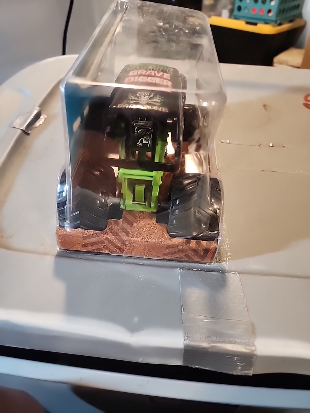 Monster Jam Grave Digger Monster Truck 1:24 Scale Diecast Vehicle By Spin Master