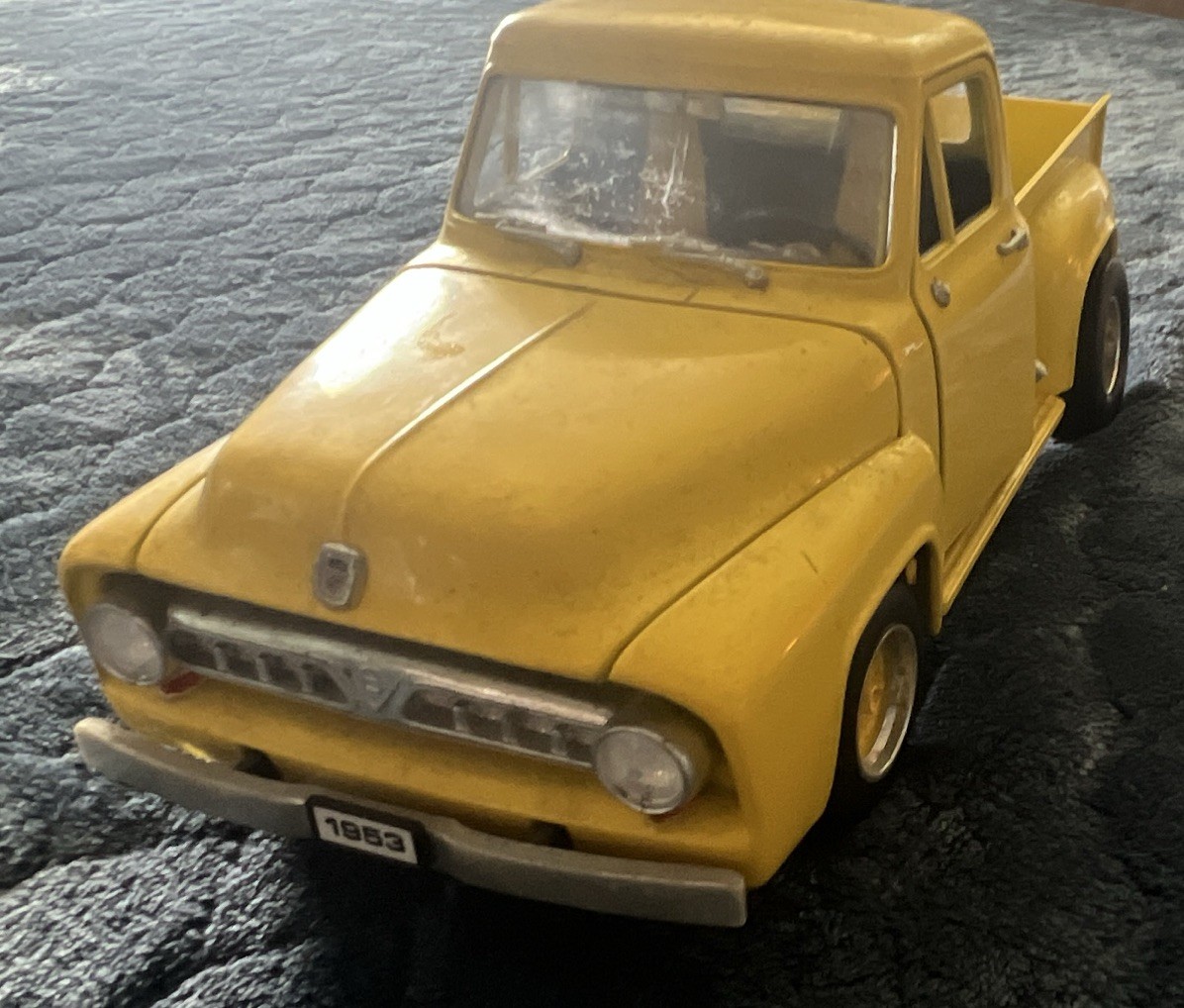 Vintage 90s Road Legends 1:18 1953 Ford F100 Pickup Yellow Opening Hood Doors