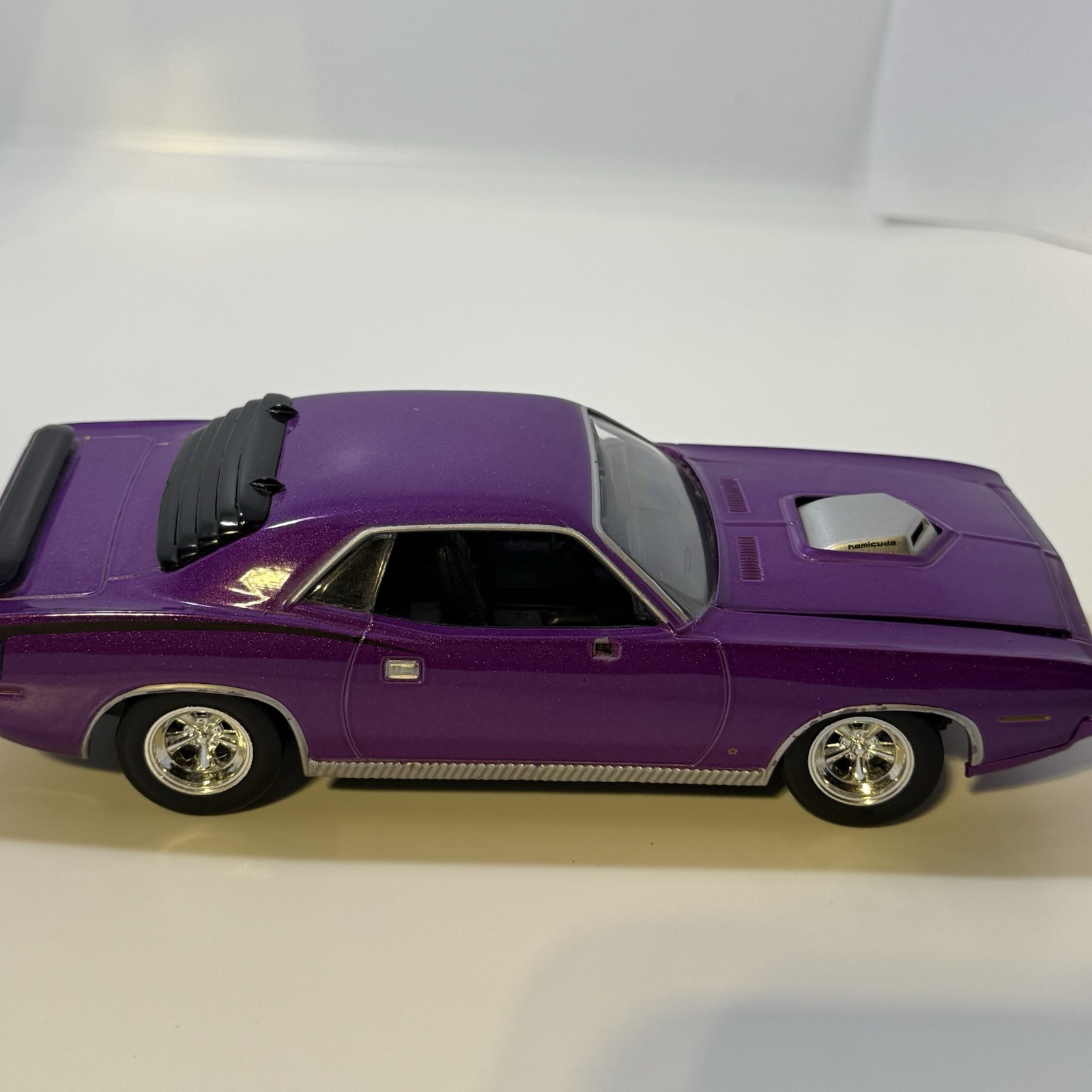 Johnny Lightning 1:24 1970 Plymouth HEMI Barracuda Purple Die‑Cast