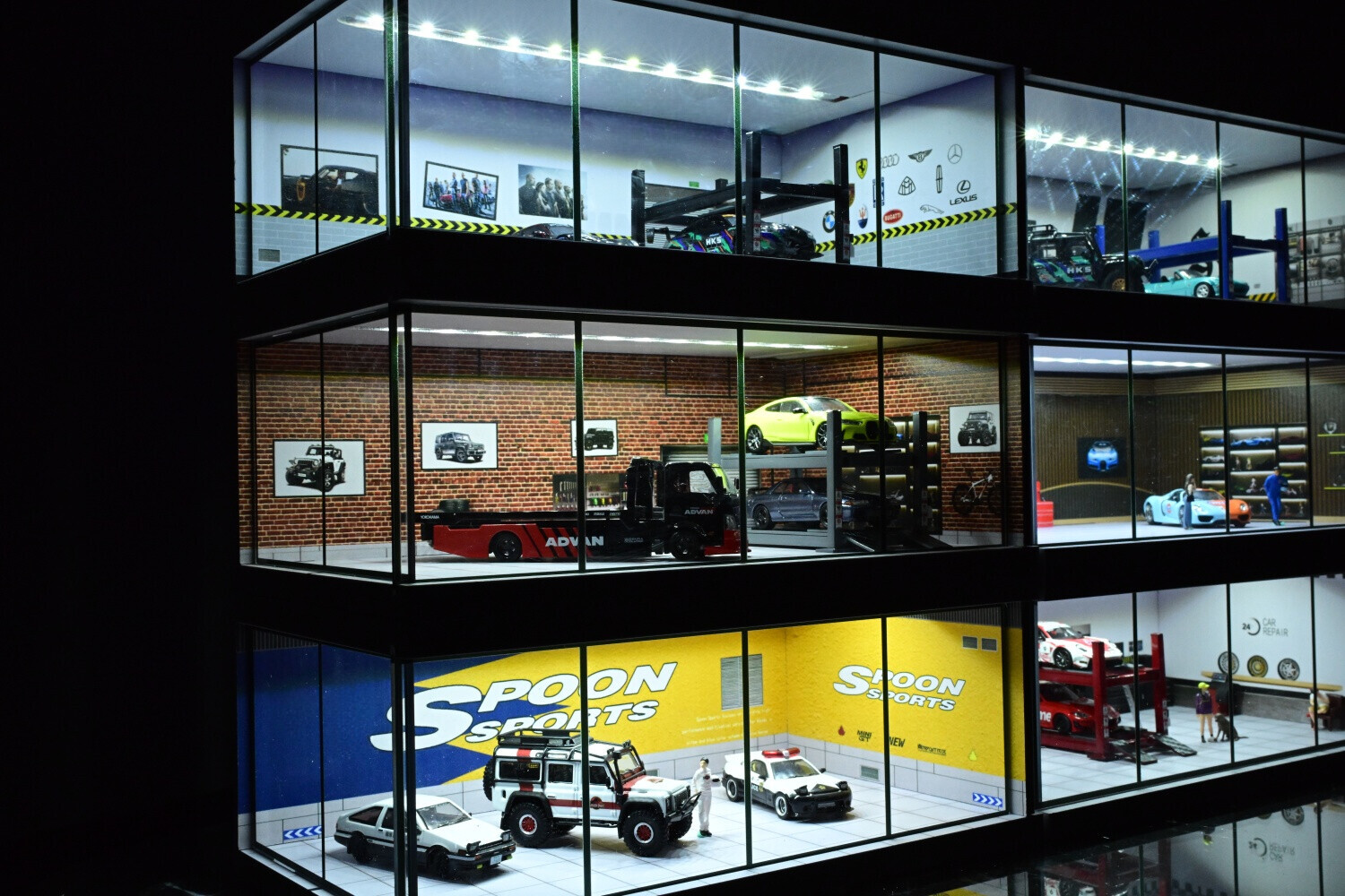 1:64 Diorama Parking Lot Scene Model LED Car Garage Shop Model Collection Toys