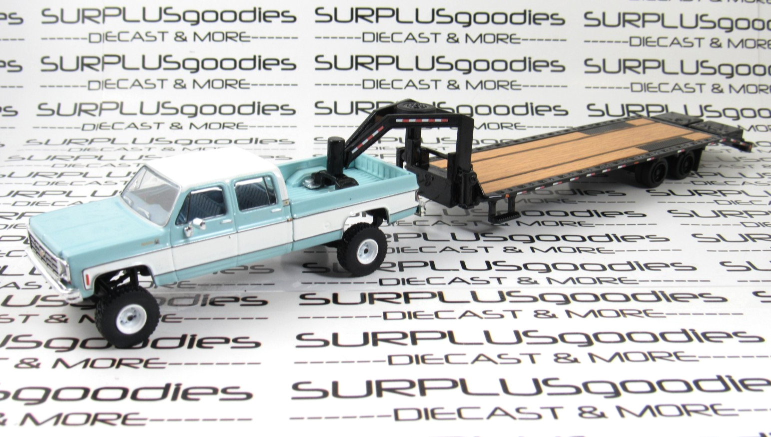 IXO 1:64 LIFTED 1978 CHEVROLET SILVERADO K30 Crew Cab Pickup w/Gooseneck Trailer