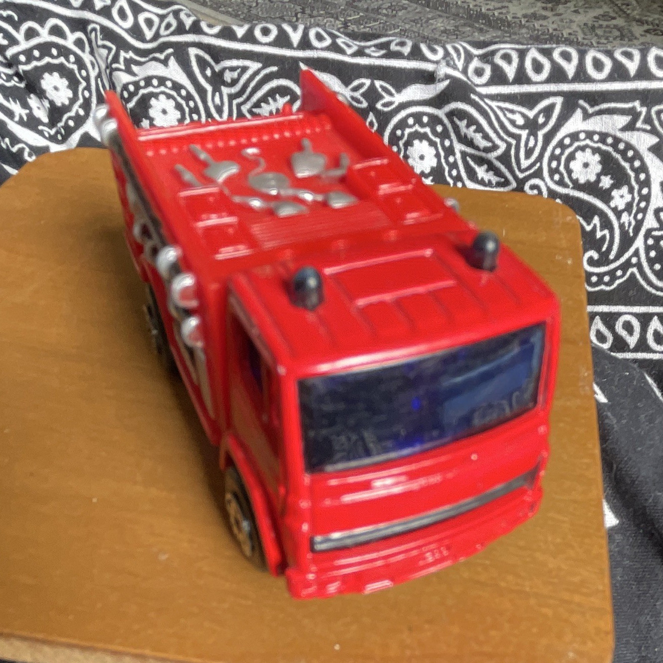 Maisto Red/Silver/Black Diecast Fire Vehicle Fire Truck Toy 1:64 Scale