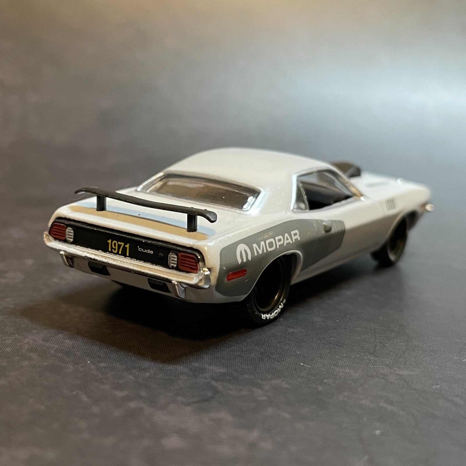1971 Plymouth HEMI Cuda *light ceramic gray* 1/64 M2 Machines Premium Diecast