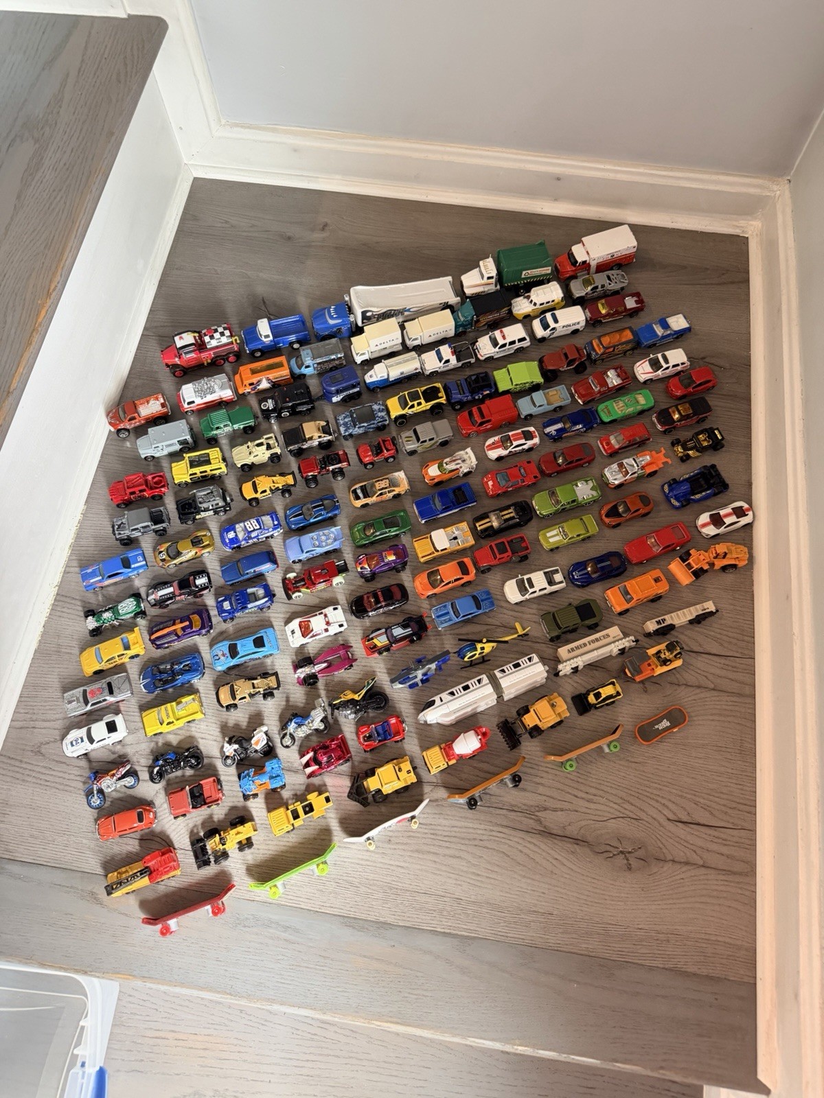 Large (126 pieces) collection of loose die-cast , plastic toy cars. Various size