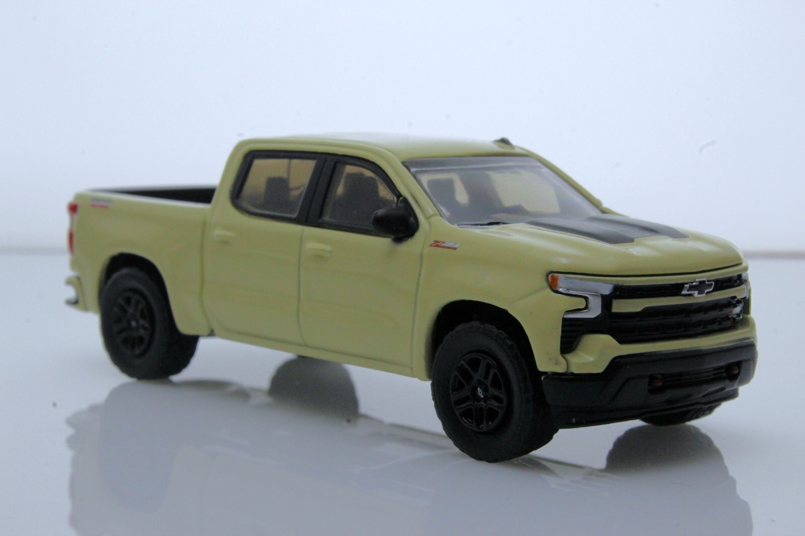 2023 Chevy Silverado 1500 Trail Boss Off-Road Pickup Truck 164 Diecast Model Tan