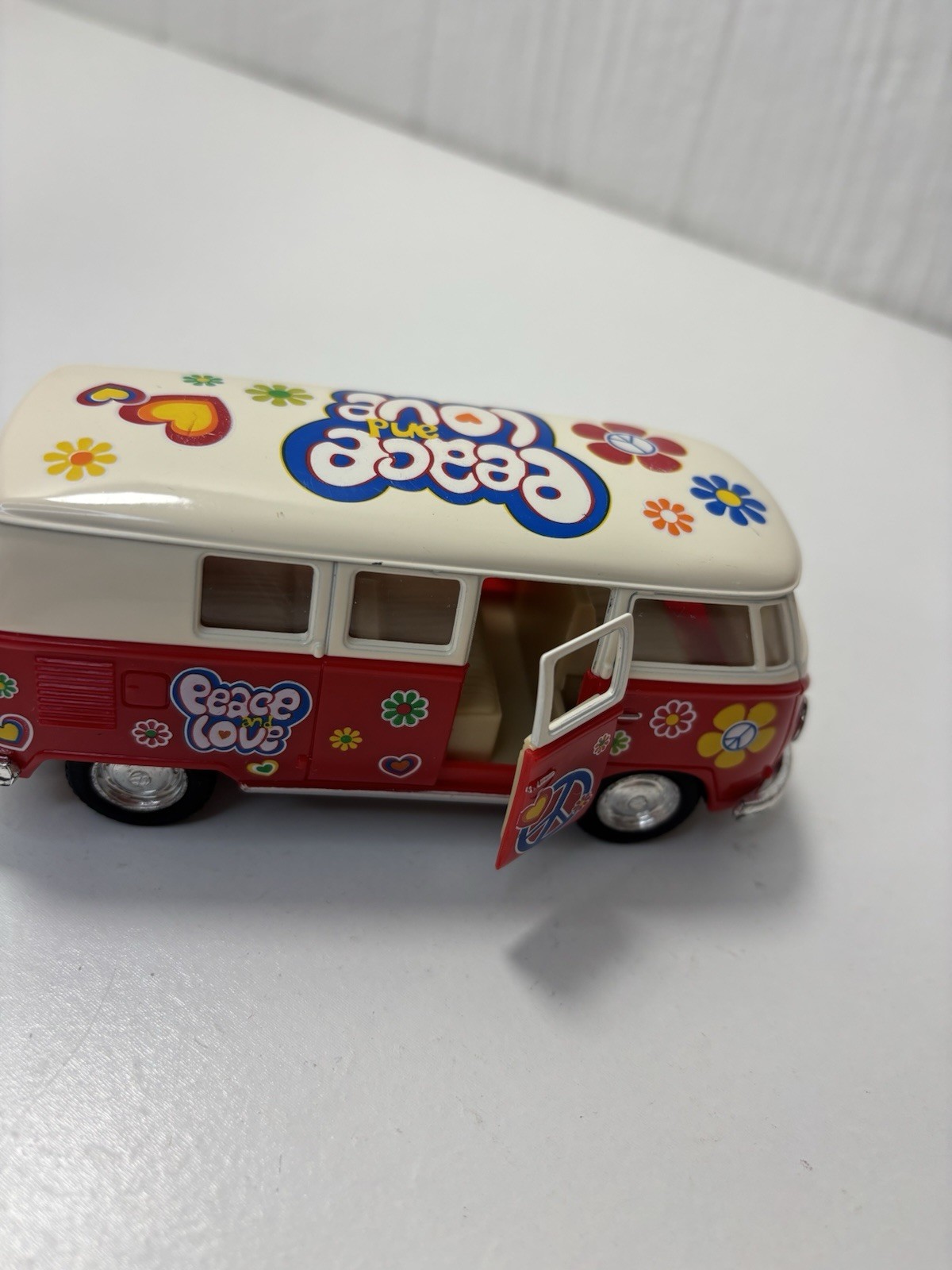 Kintoy Die-Casting 1962 5″ Red Volkswagen Peace & Love Hippie Bus 1:32 Pull & Go