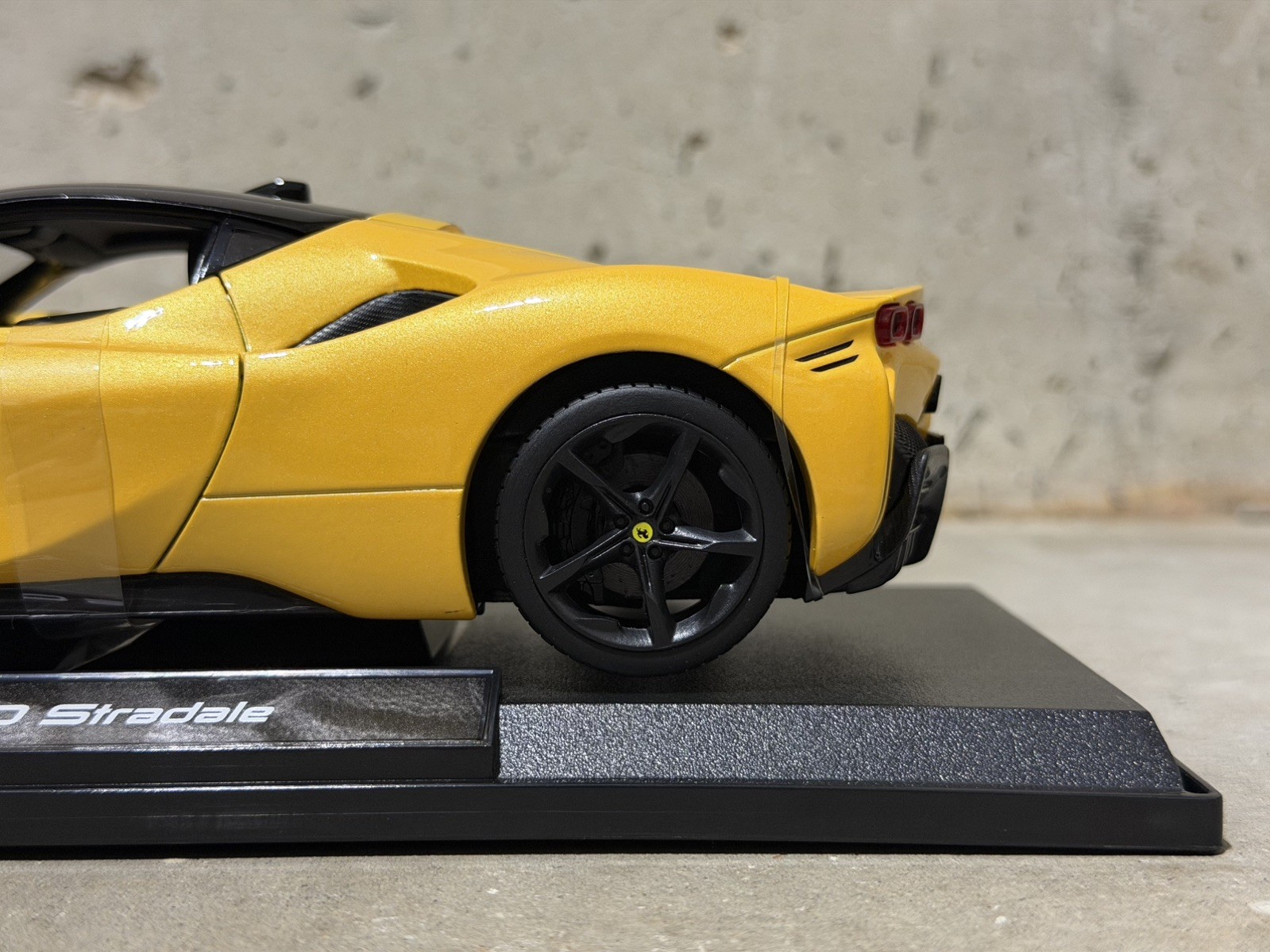 Ferrari SF90 1:18 Maisto Special Edition Diecast Model Car – Yellow