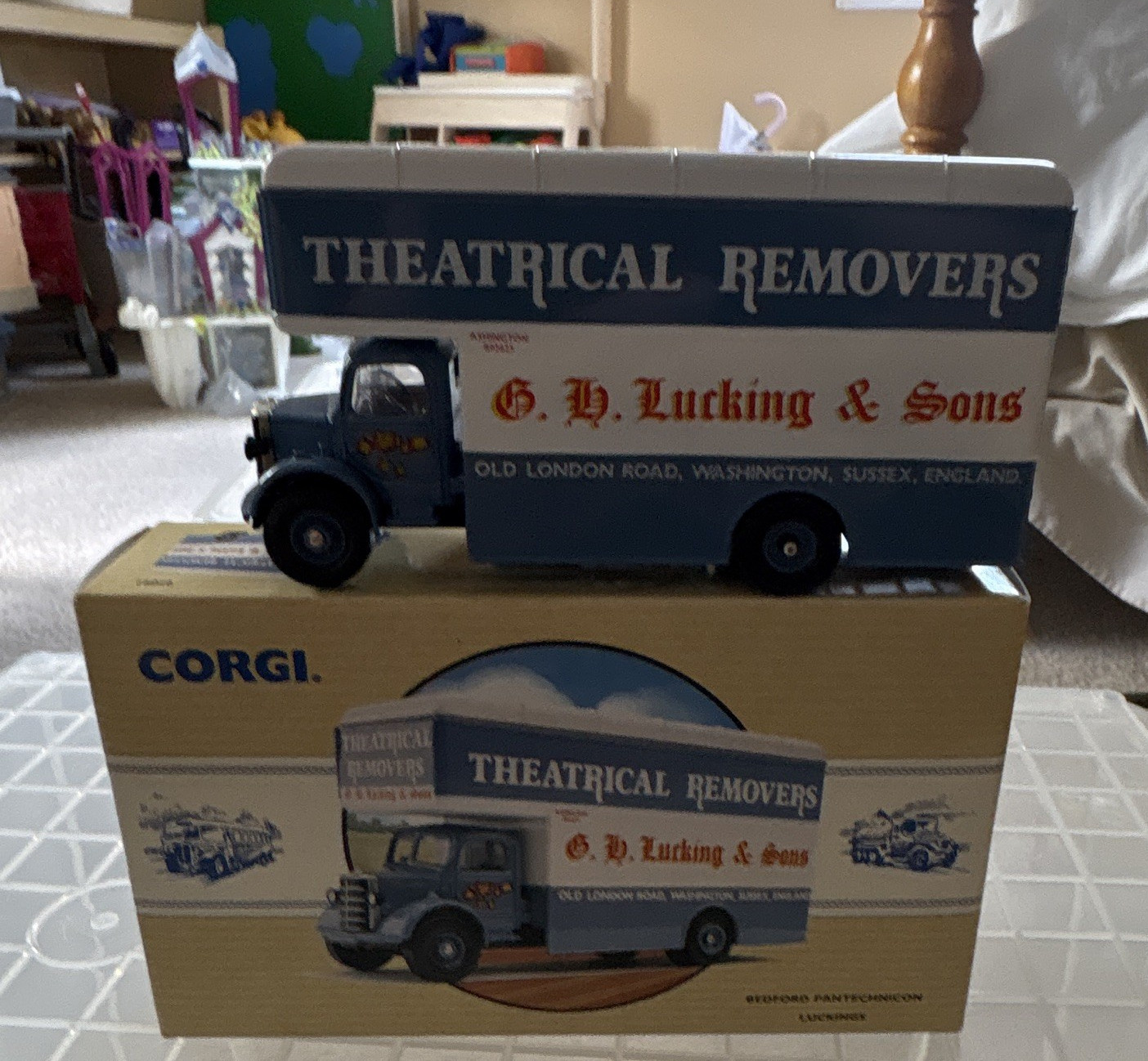 Corgi Classics 1:50 Bedford Pantechnicon Theatrical Removers w/ Case 1953