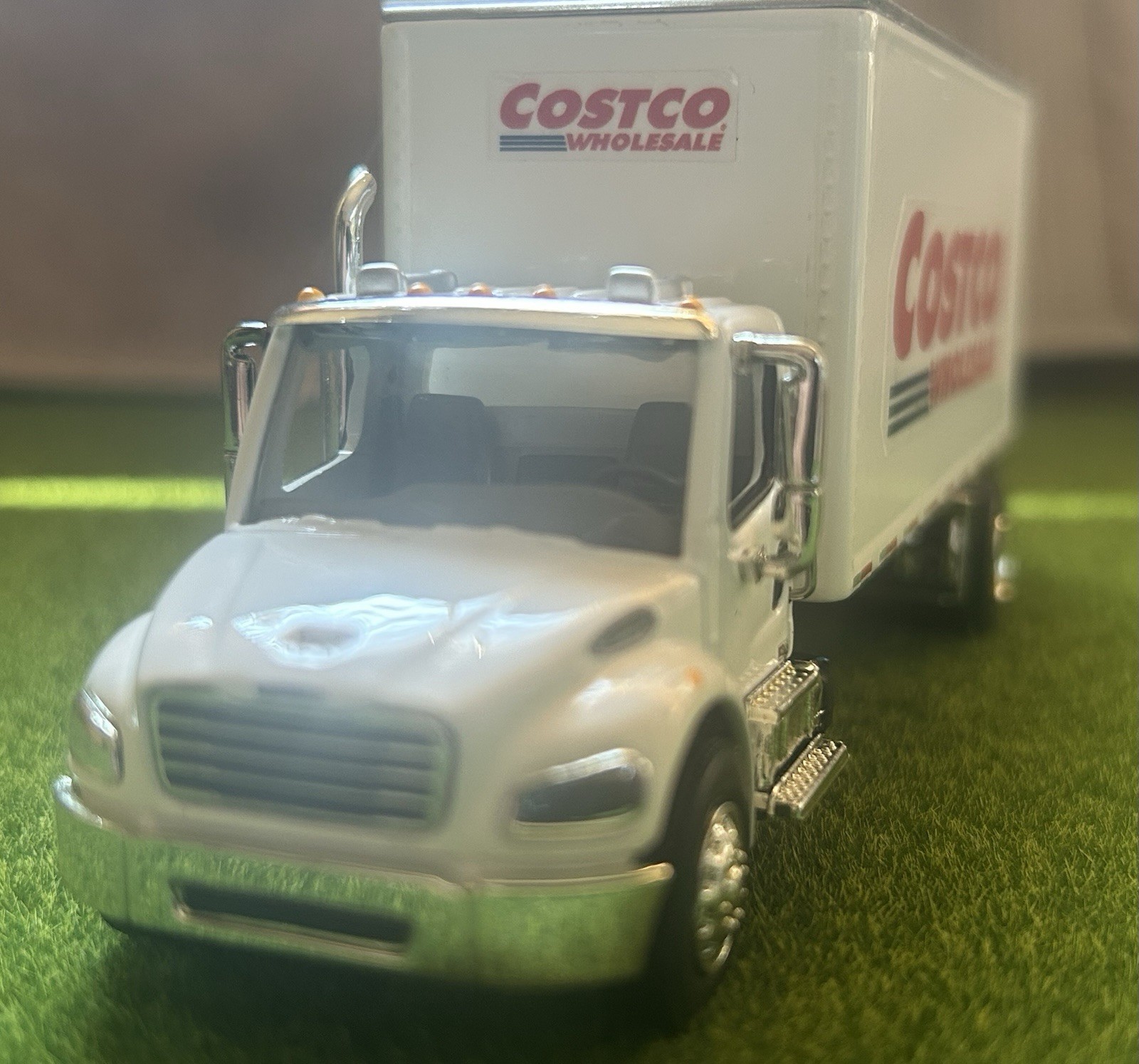 1/64 SpecCast DCP IXO…Box Delivery Truck….Freightliner